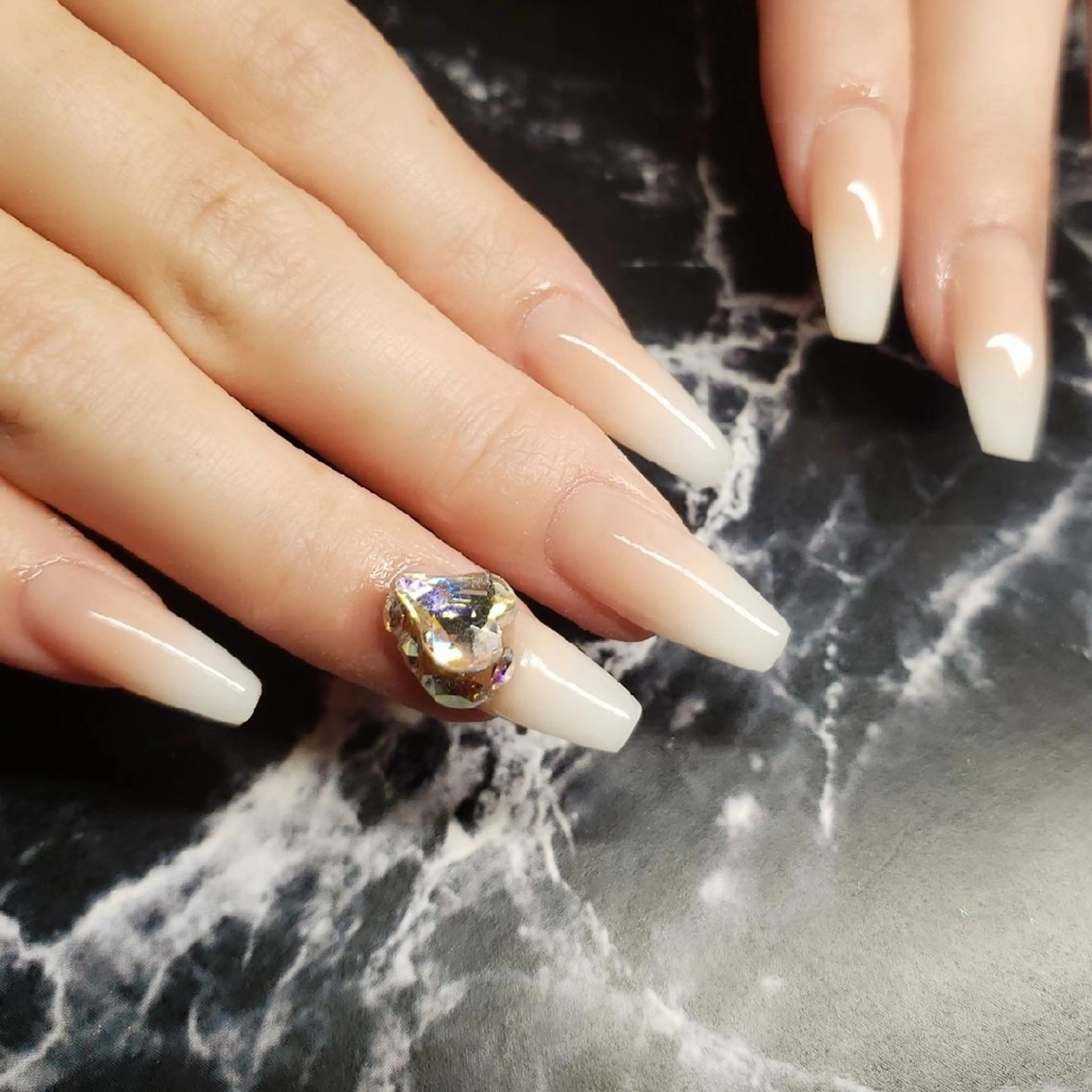 ミディアム ネイル ストーンネイル ハンドネイル クロキ 。のネイルデザイン