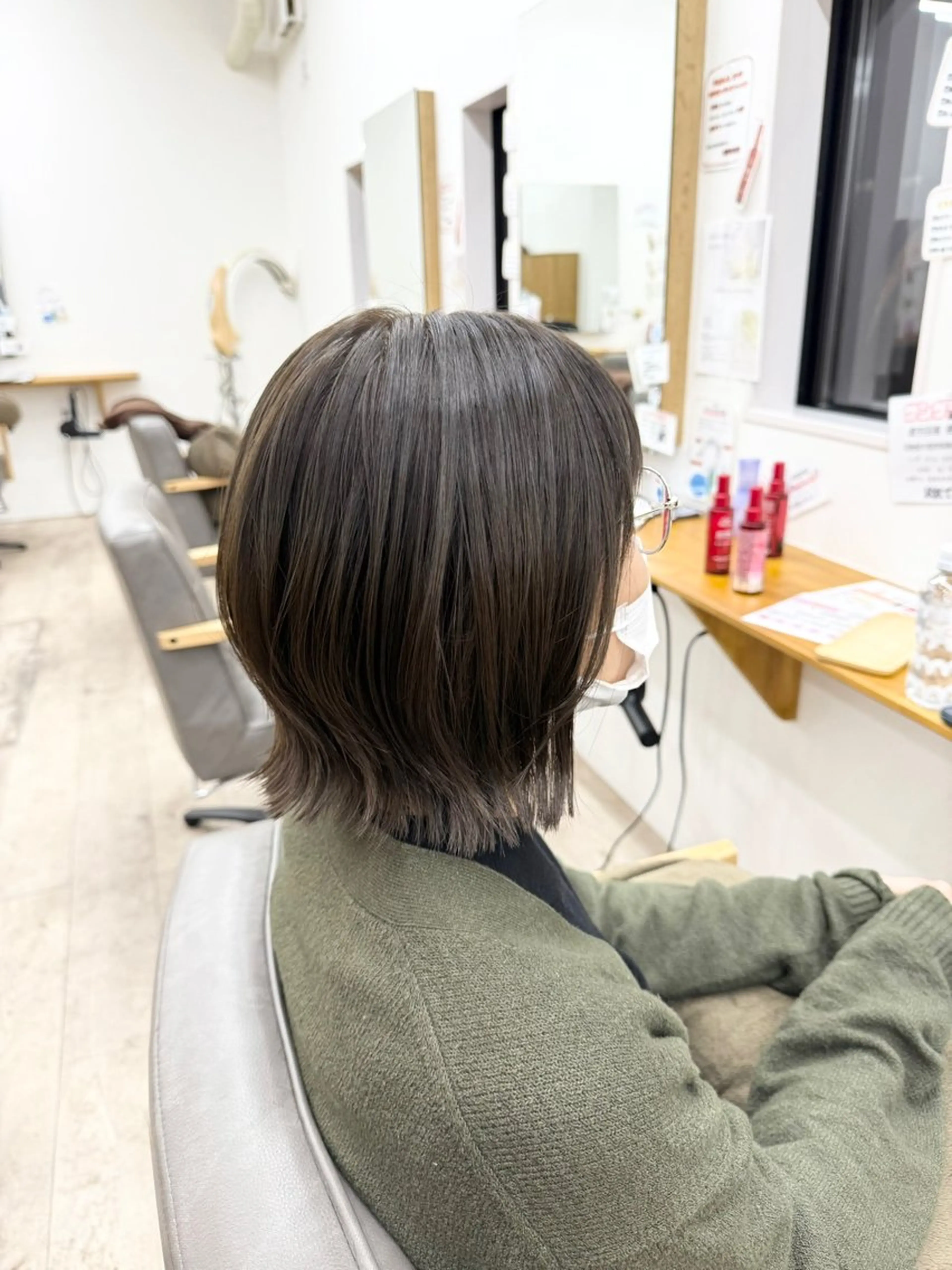 ミディアム レイヤーカット 小顔カット ウルフカット ちほ/顔周りレイヤー /ベージュカラーのヘアスタイル