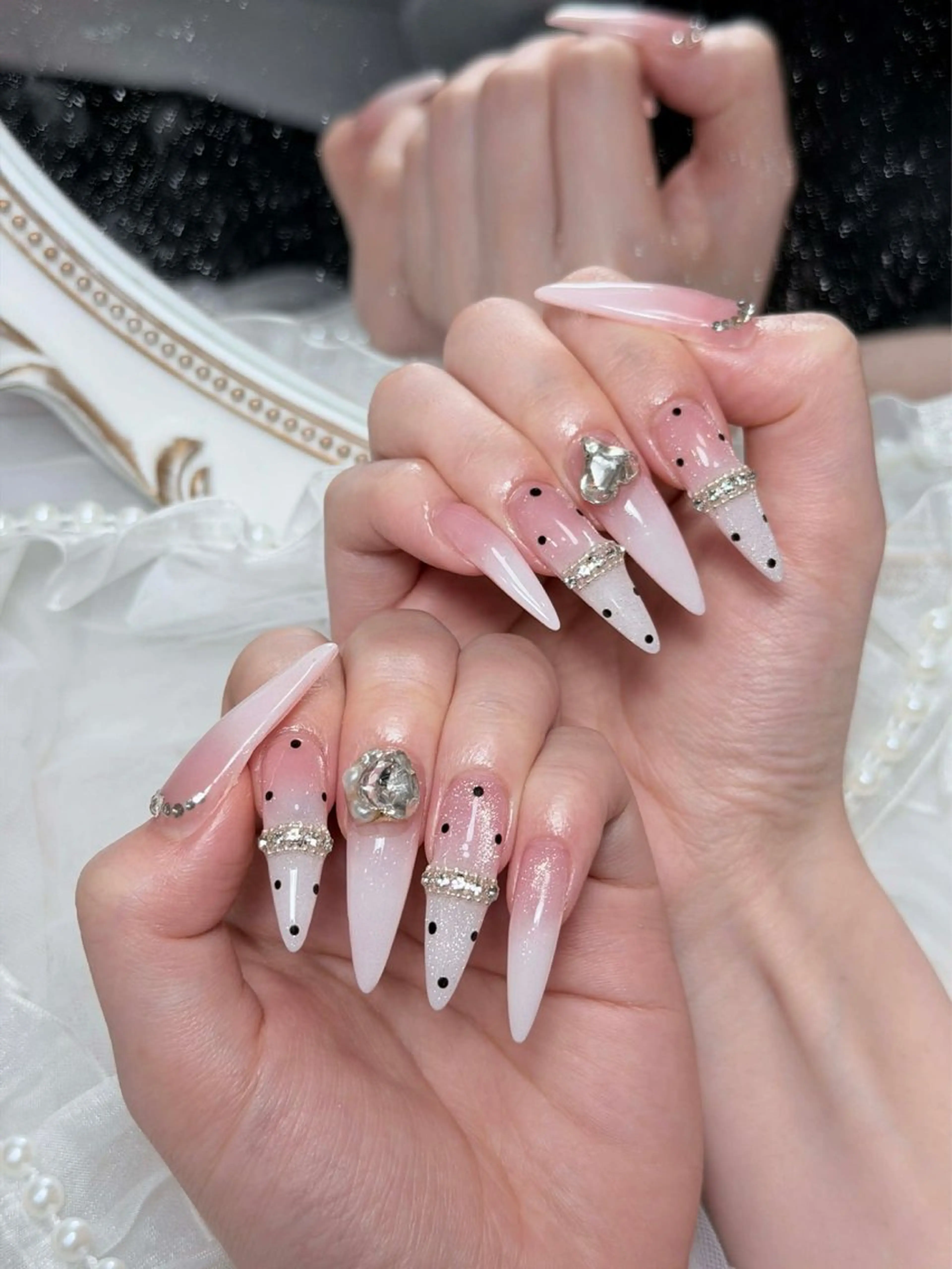 ネイル チークネイル ドット フレンチネイル グラデーション ハート ハンドネイル Julli NailStudioのネイルデザイン