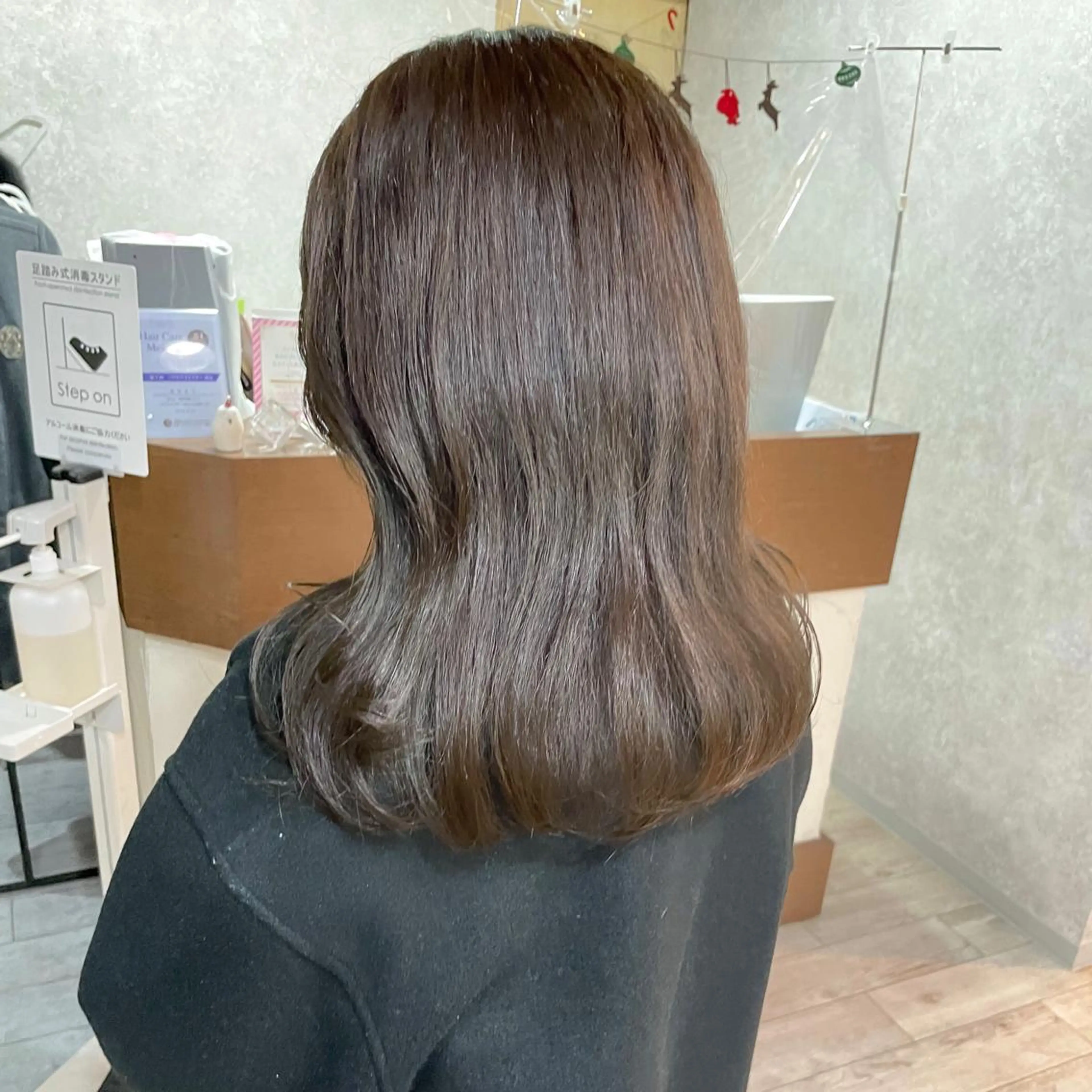 ミディアム カラー アッシュ アッシュブラウン ブリーチ ブラウンカラー ブリーチなしカラー ヘアカラー トリートメント 高橋 みく/ minim 暖色のヘアスタイル