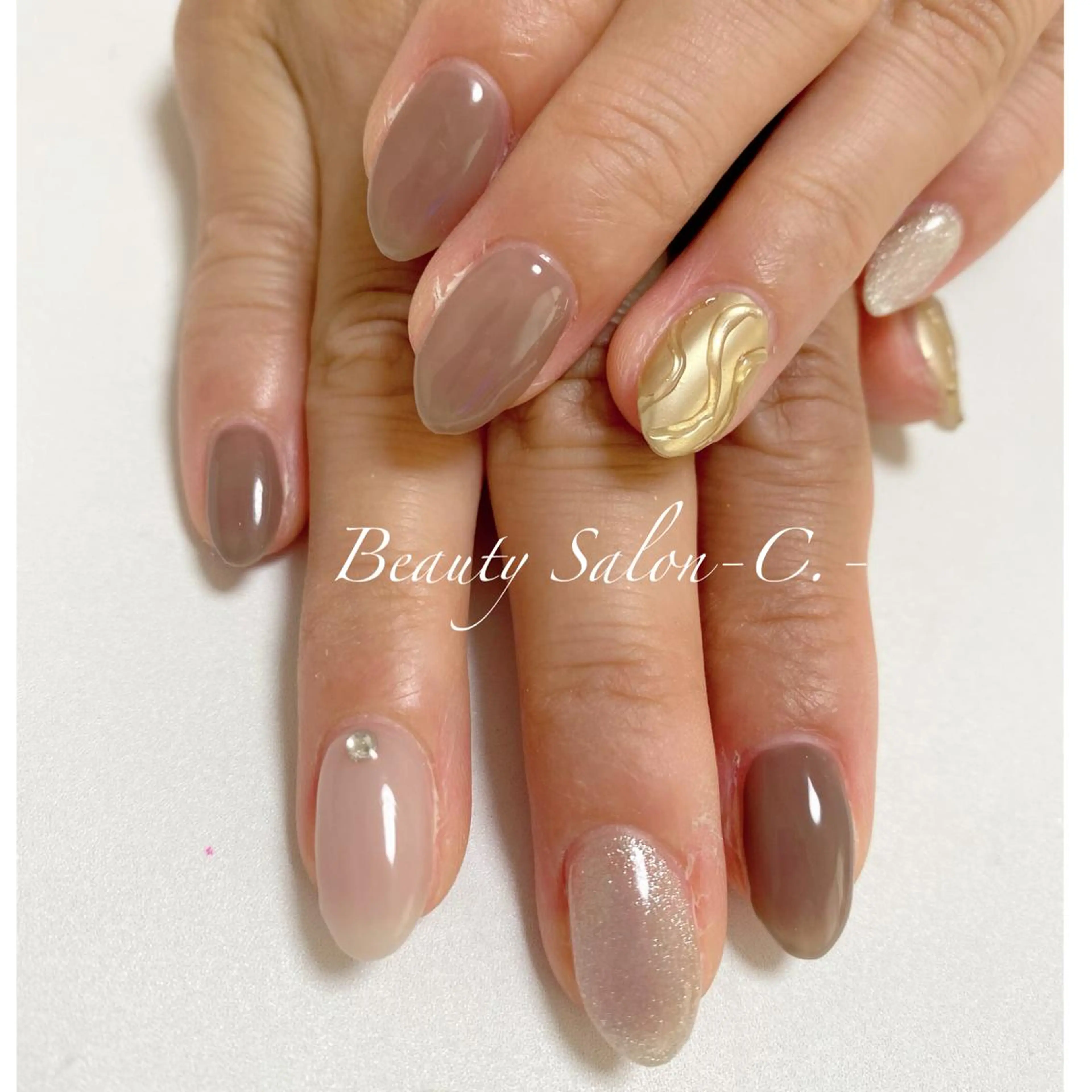 ミディアム ネイル Lino Uのネイルデザイン