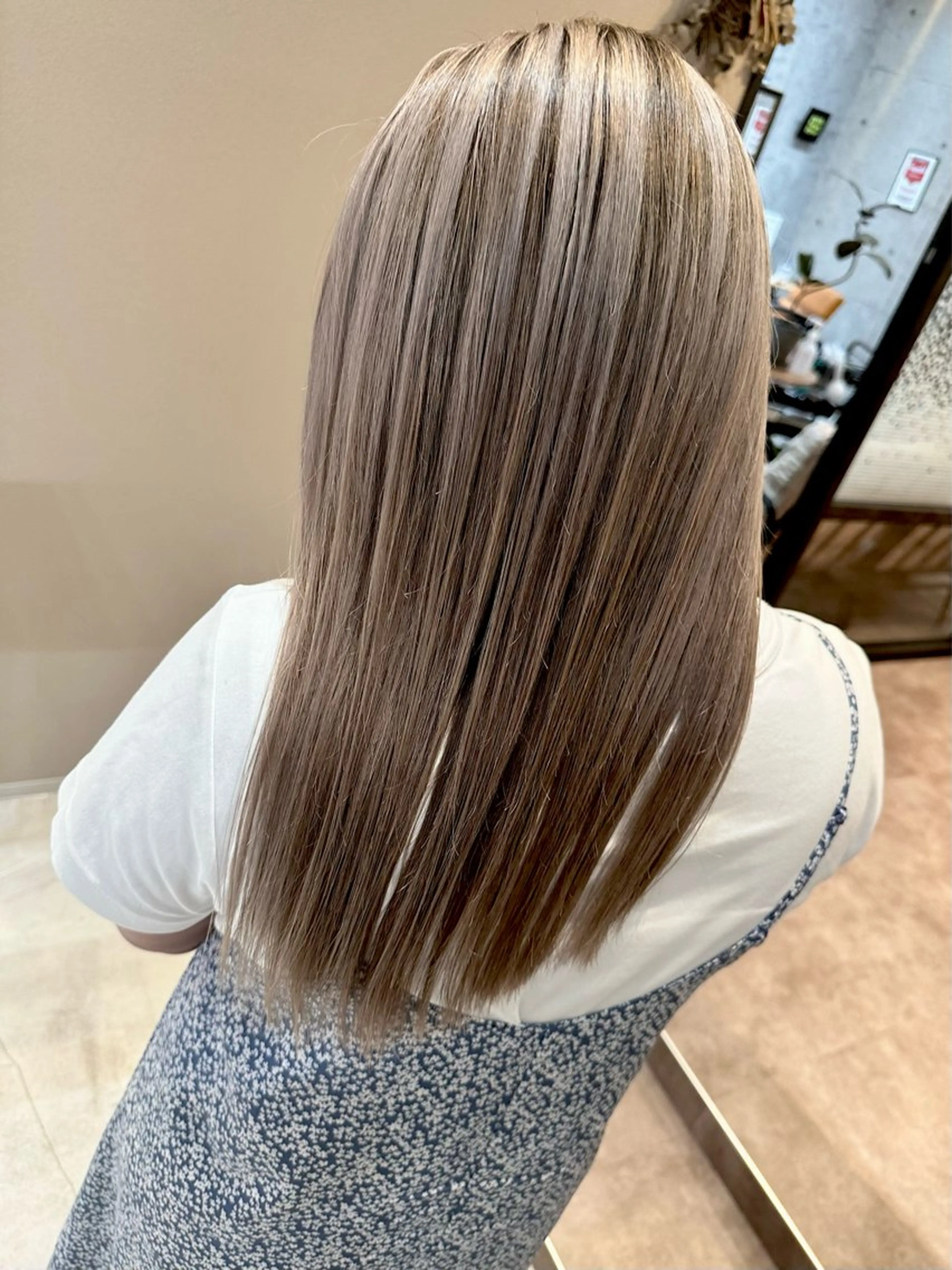 セミロング レイヤーカット ヘアカラー 🔷ブリーチバレイヤ ージュ🔷飯野達也のヘアスタイル