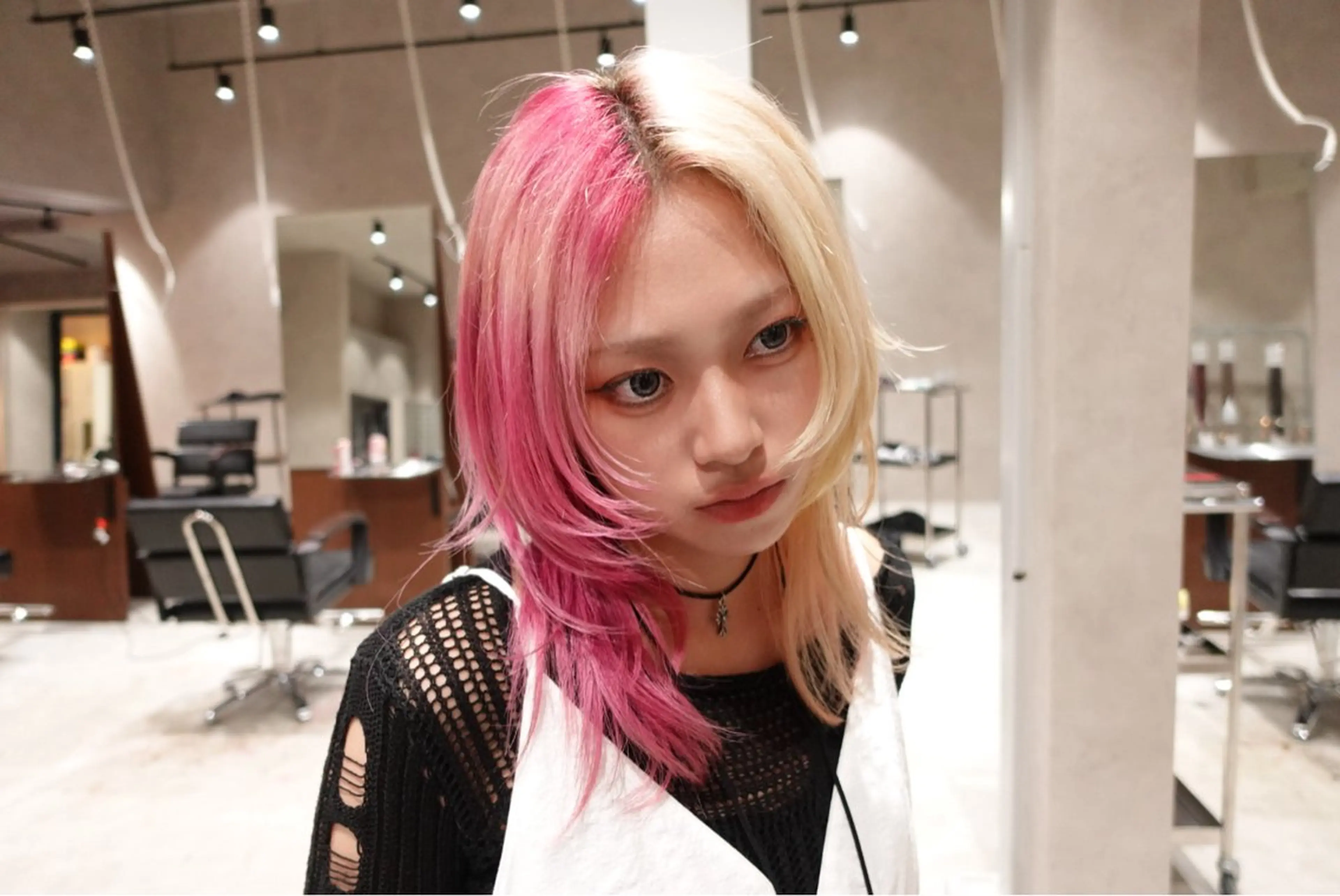 セミロング ヘアカラー isseiハイトーン /韓国レイヤーのヘアスタイル