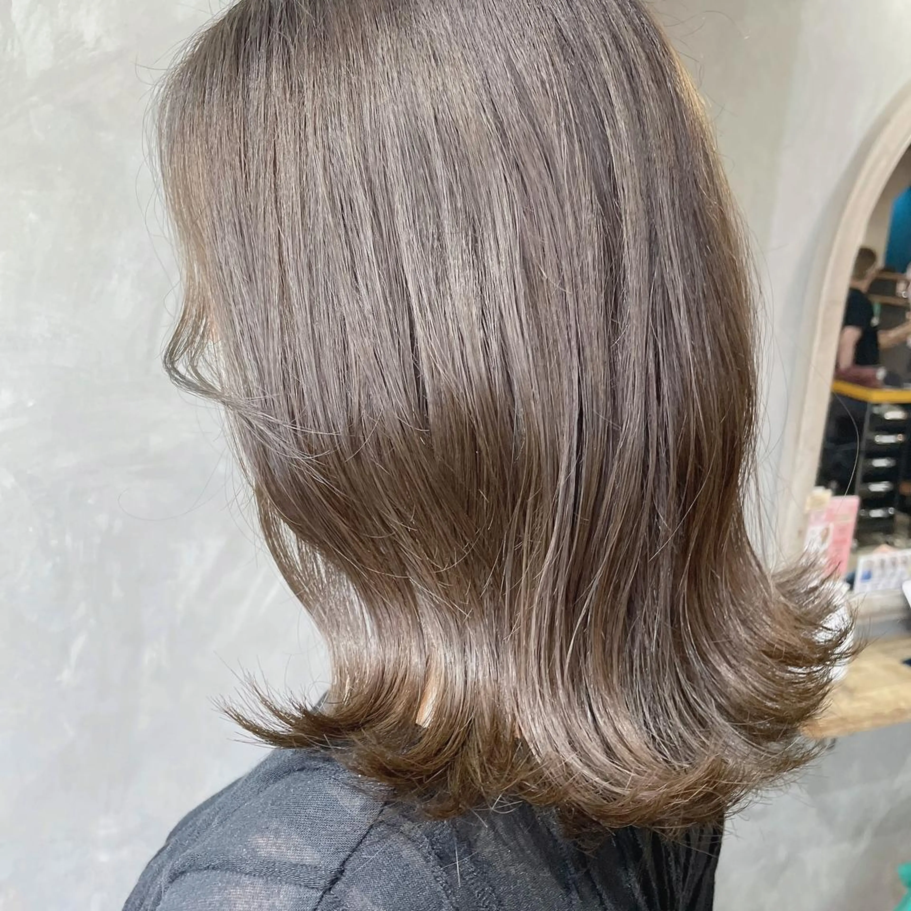 ミディアム カラー 梅田美容室 山崎海波のヘアスタイル