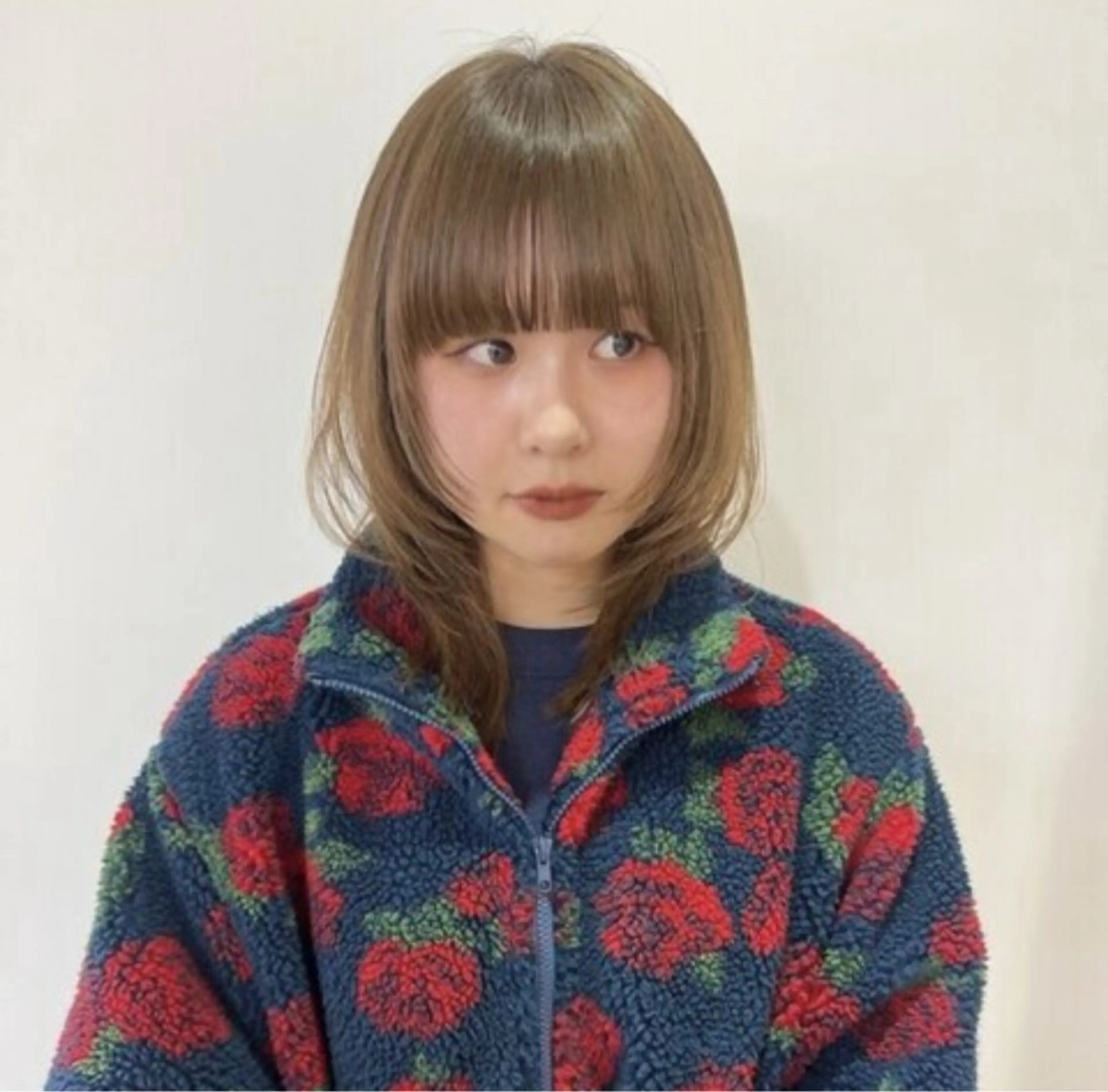 ミディアム カット ヘアカラー トリートメント 松川ヒナ|韓国レイヤ /耳つぼジュエリーのヘアスタイル