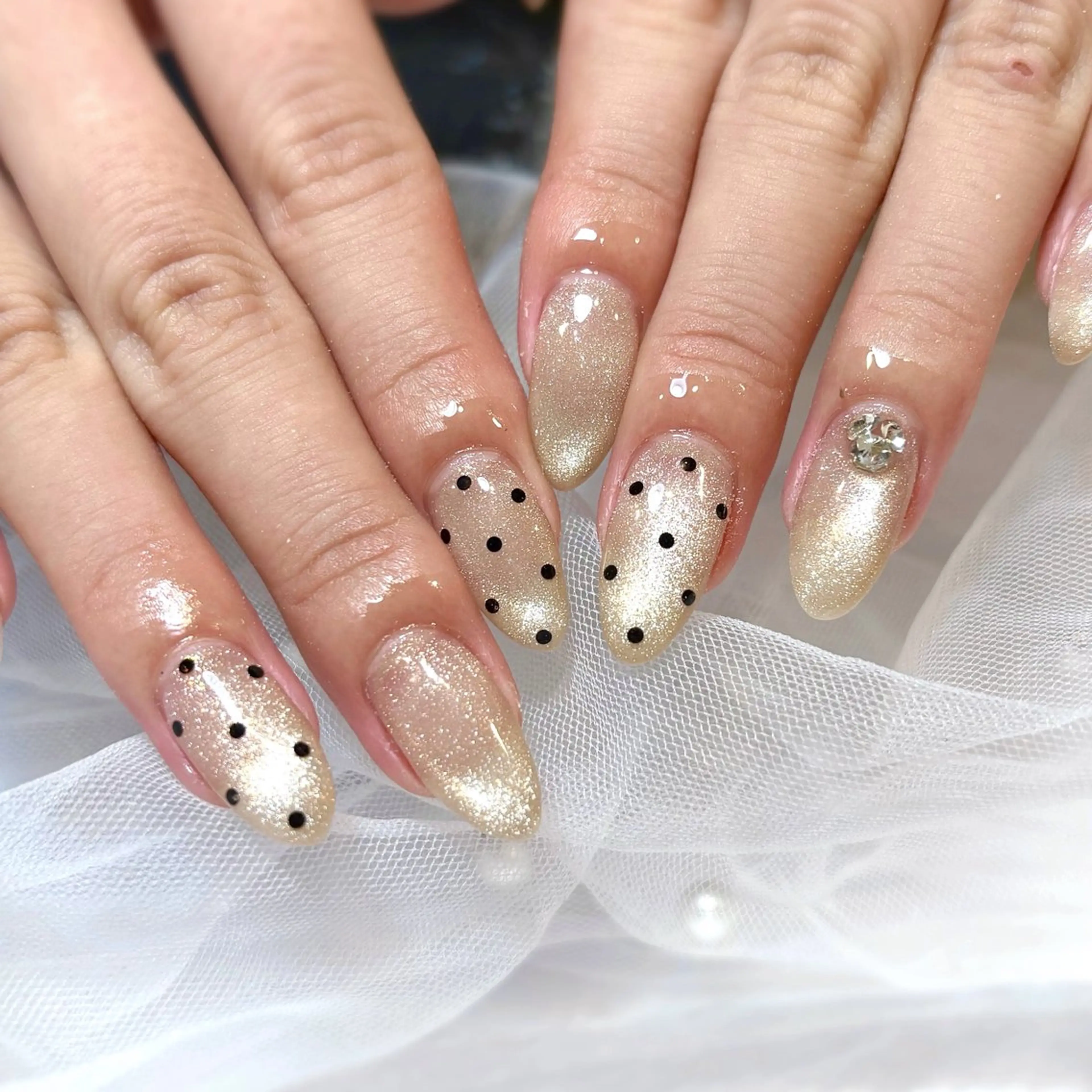 ネイル ドット キラキラネイル マグネットネイル 冬ネイル ハンドネイル eight横浜🧸 kumabeのネイルデザイン