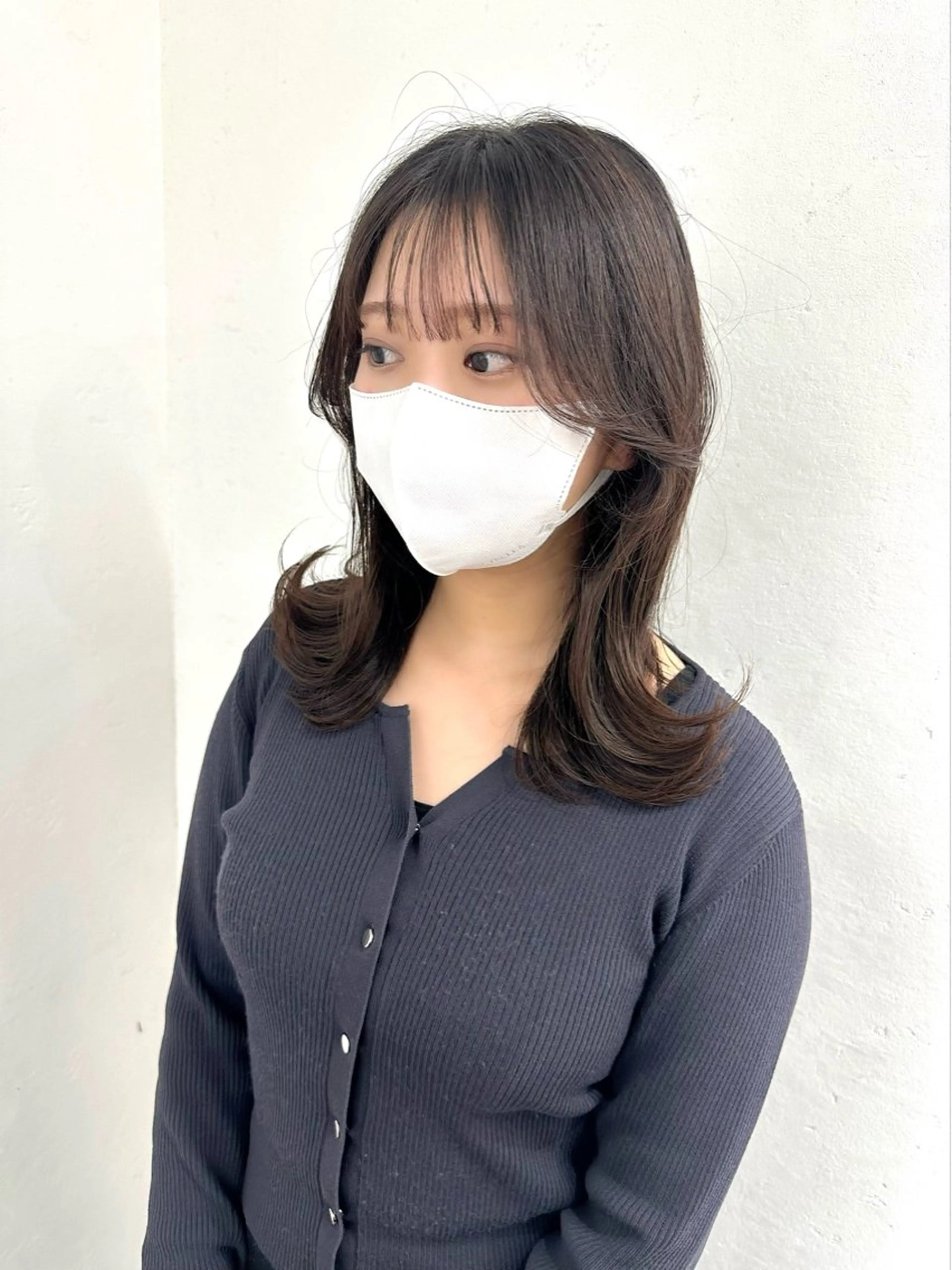 セミロング 艶髪レイヤー顔周り グレージュ添田晃基のヘアスタイル