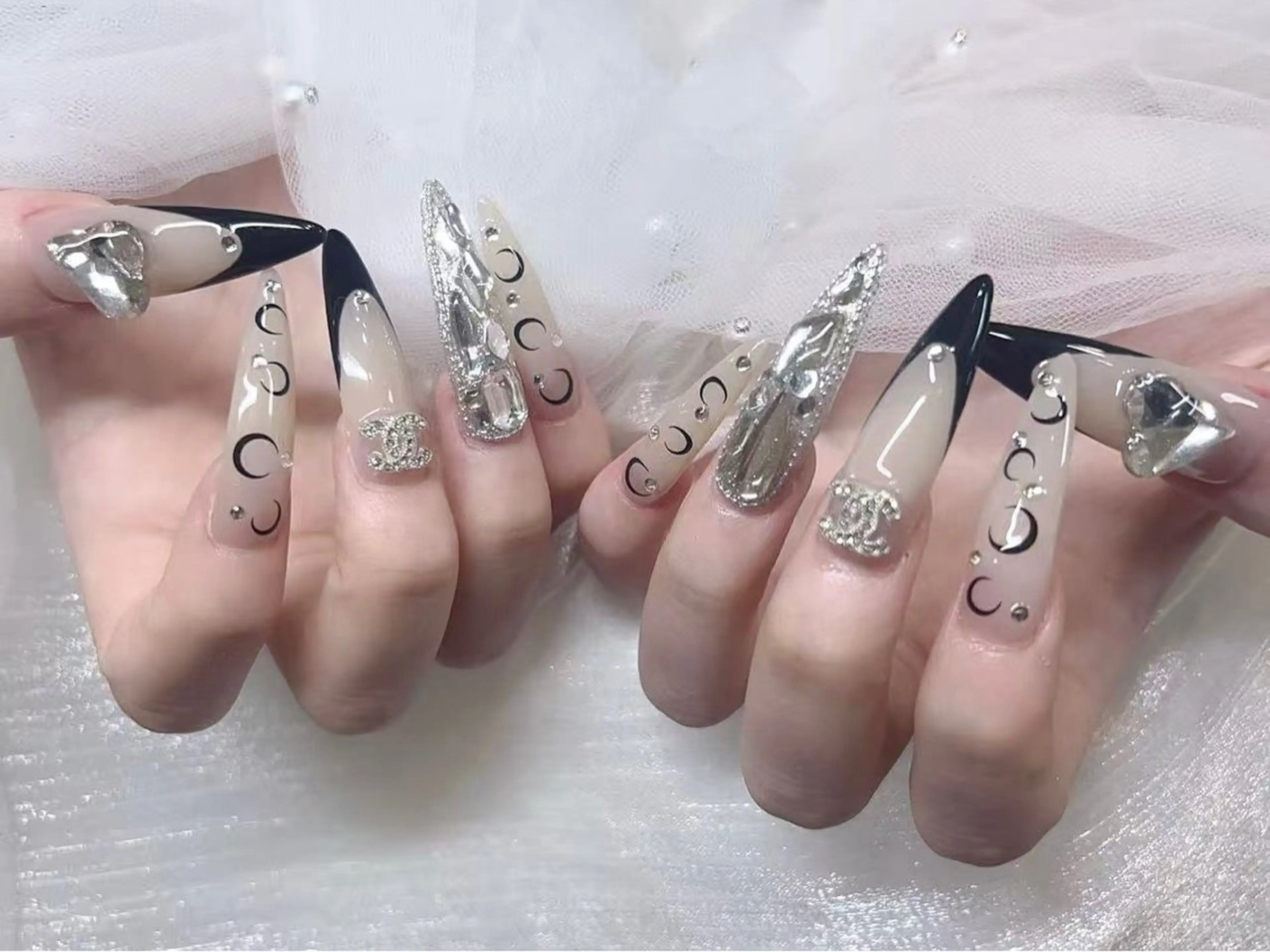 ネイル 韓国ネイル ロングネイル シルバー ハンドネイル COCO ネイルのネイルデザイン
