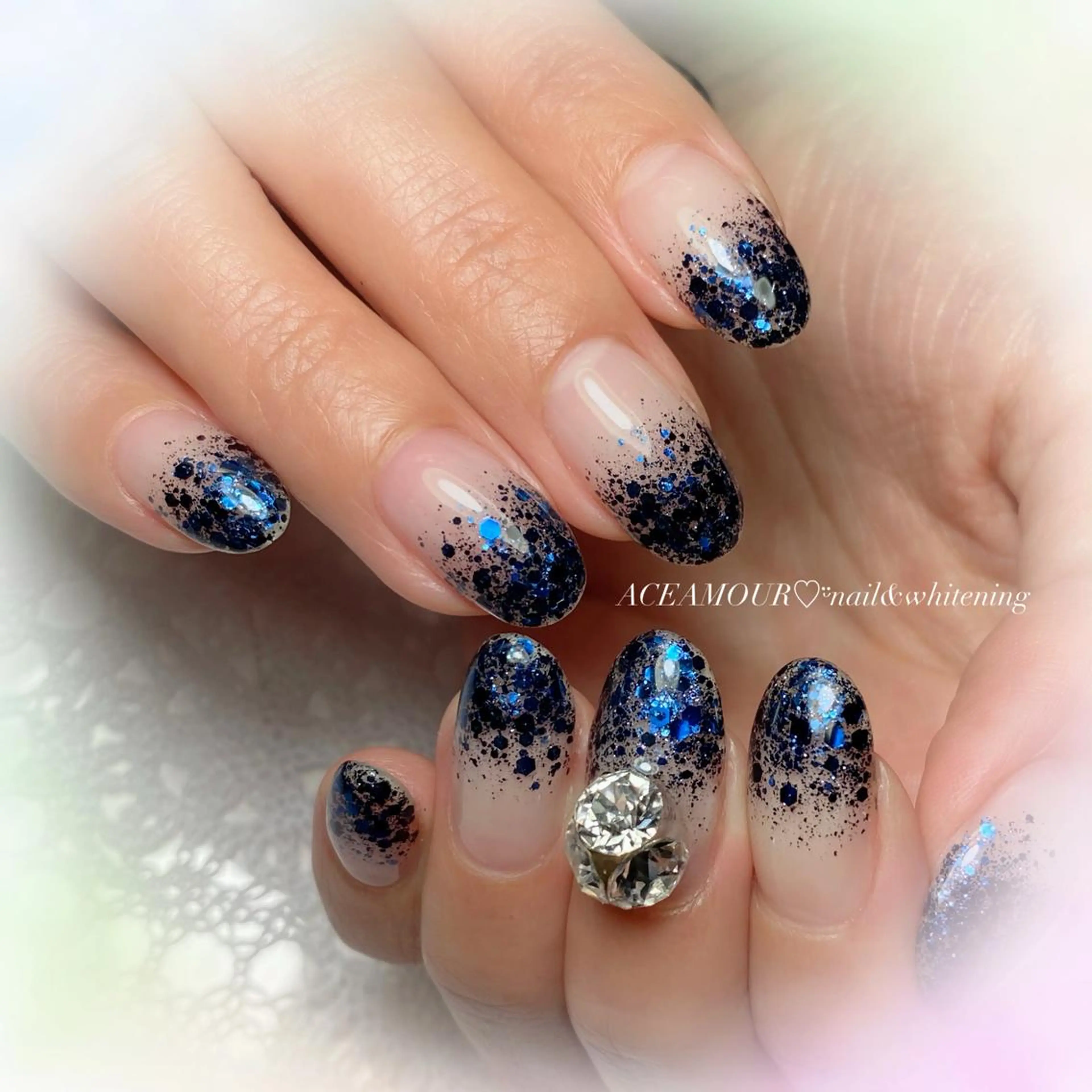 ネイル グラデーション キラキラネイル ラメ(グリッター) ラメグラデーション ネイビー ネイル/耳つぼ /新ホワイトニングのネイルデザイン