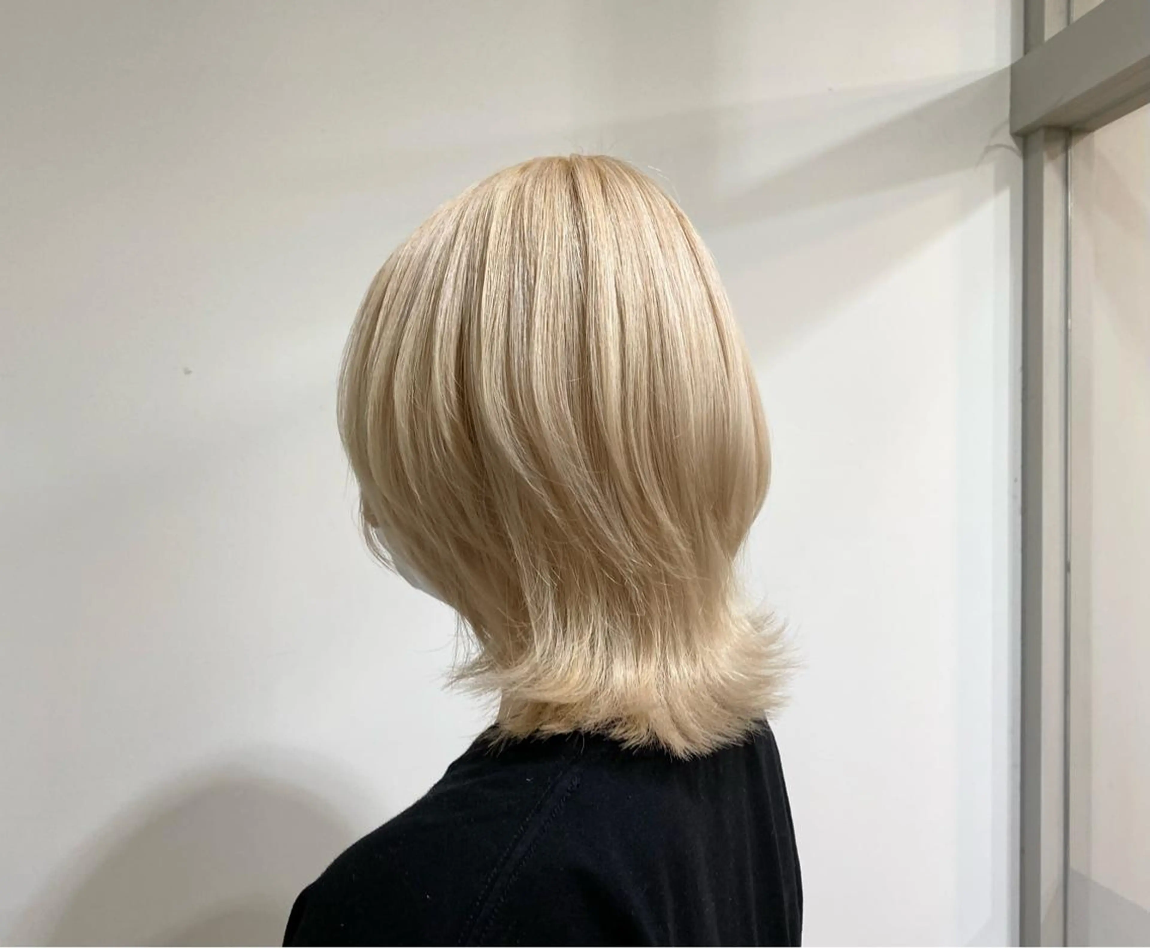 ミディアム カラー ベージュカラー ブリーチ ブロンド ホワイトベージュ ホワイトブロンド ヘアカラー たなか もえなのヘアスタイル