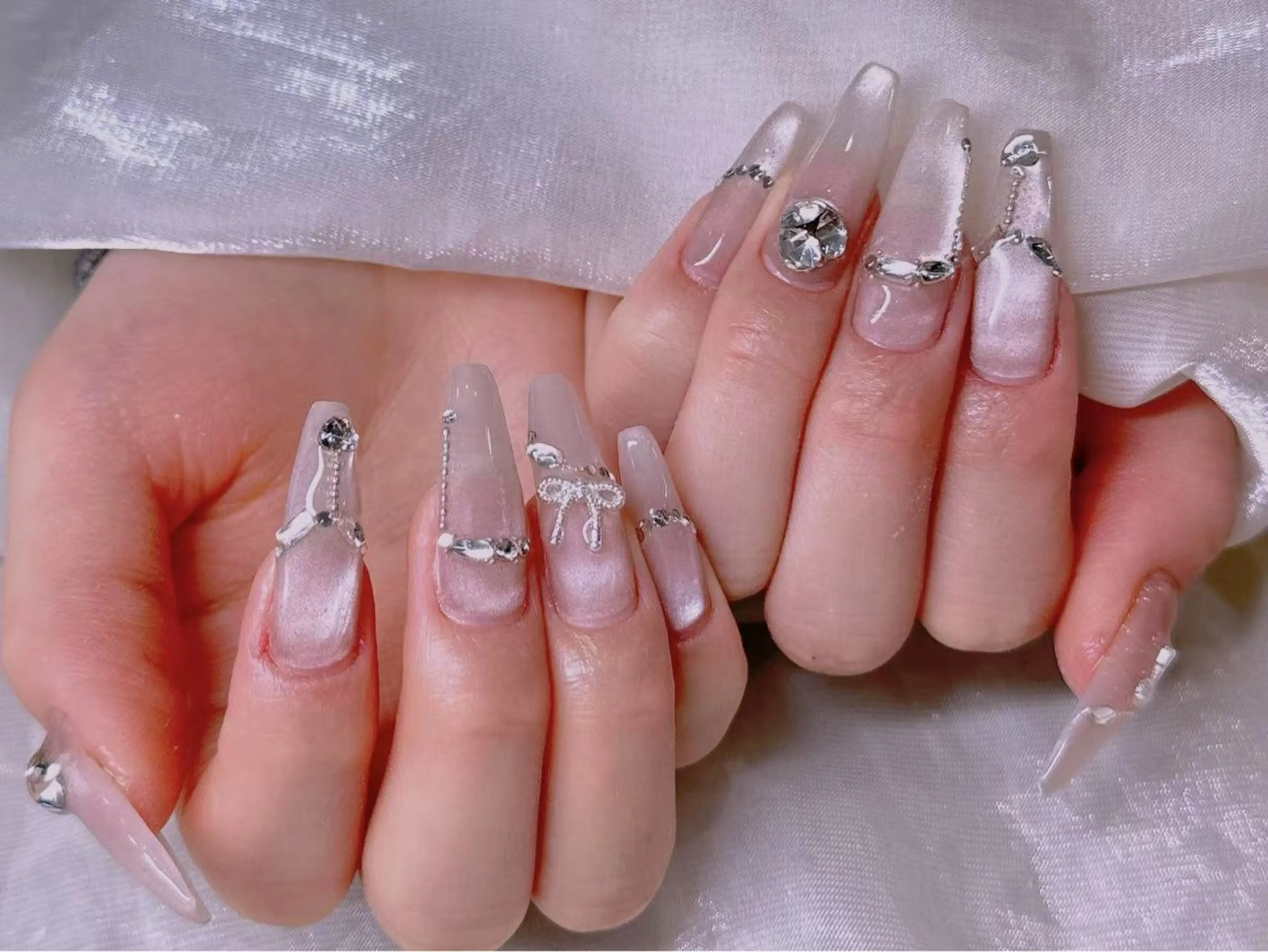 ネイル ブルー チークネイル フレンチネイル ハート ホログラムネイル 美爪パラジェル導入店 Sunnilyのネイルデザイン