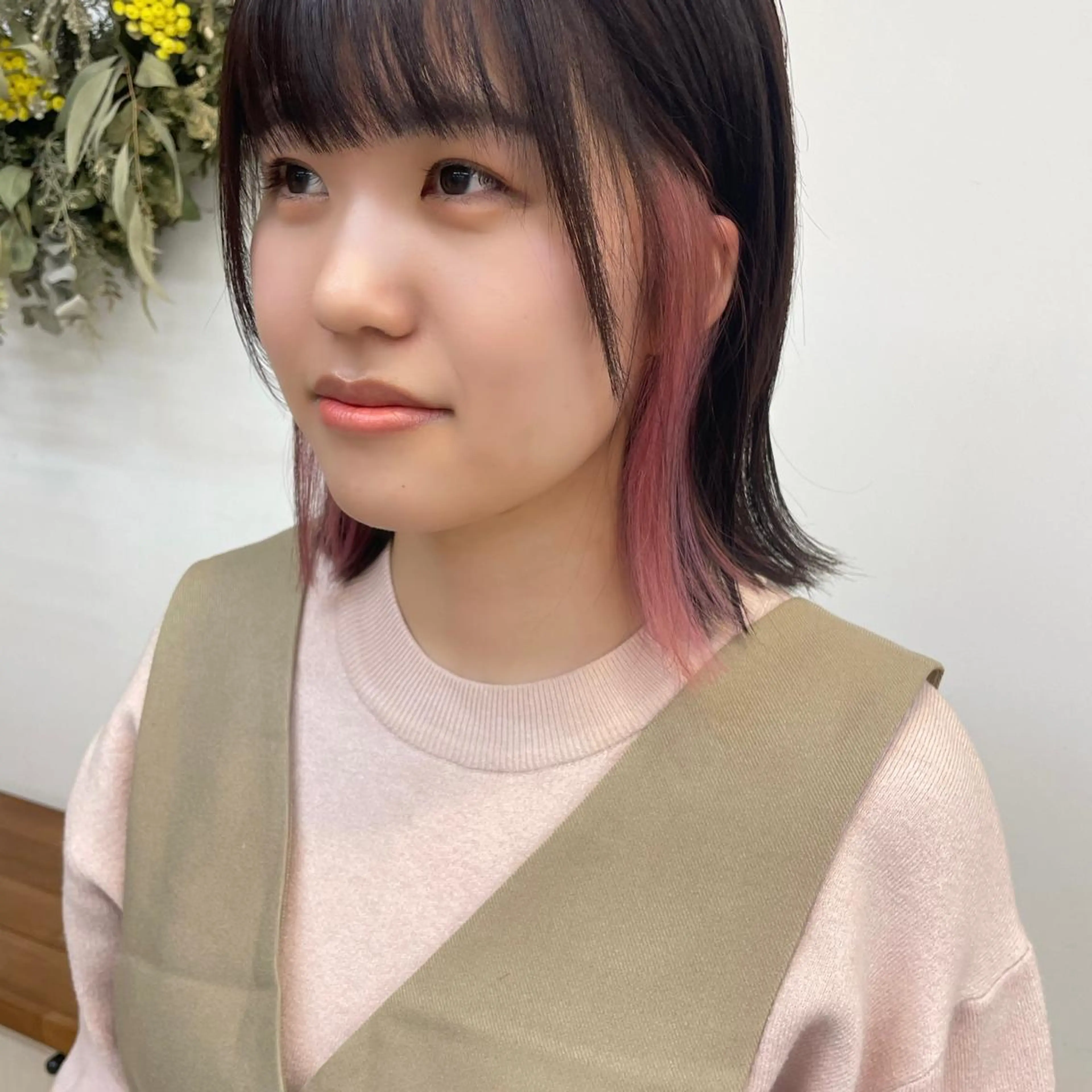 ミディアム カラー ブリーチ インナーカラー ピンクカラー レイヤーボブ Asukaのヘアスタイル