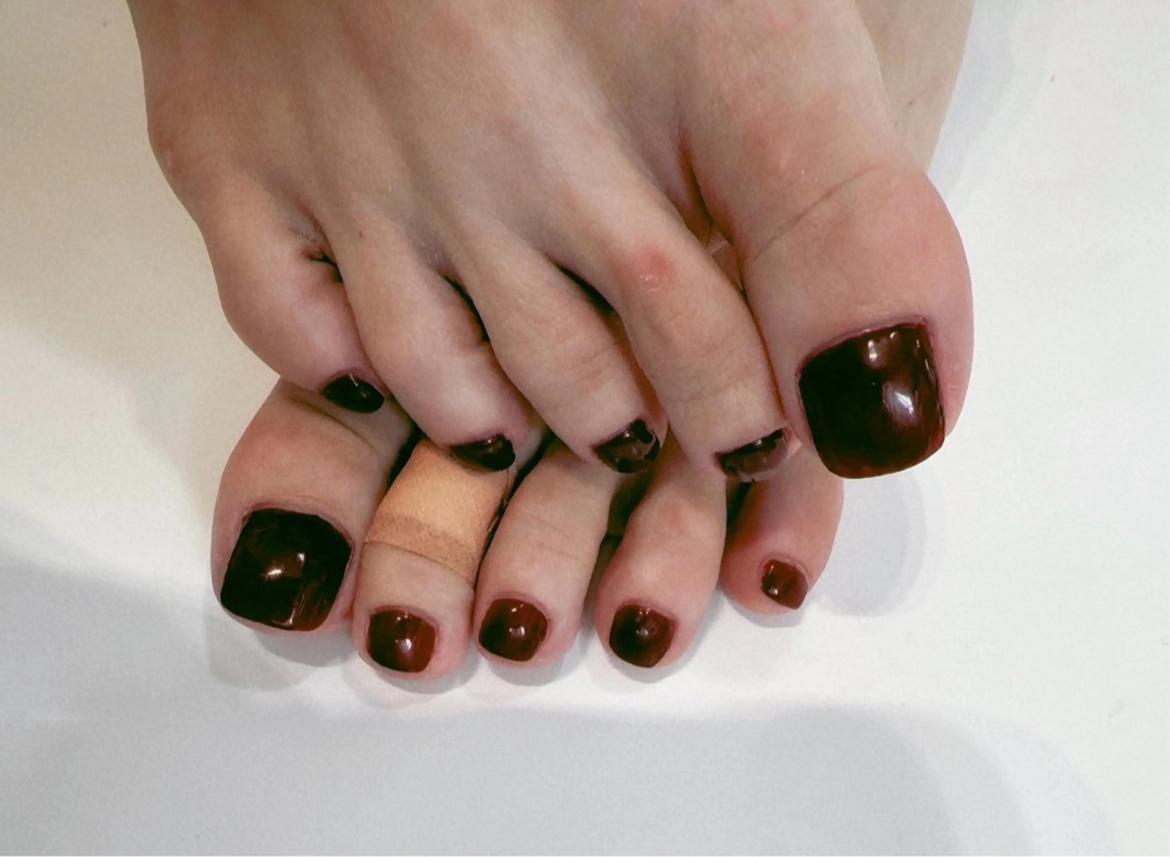 ネイル ボルドー フットネイル ワンカラーネイル 赤色 夏ネイル hiromi. ＊モデル募集＊のネイルデザイン