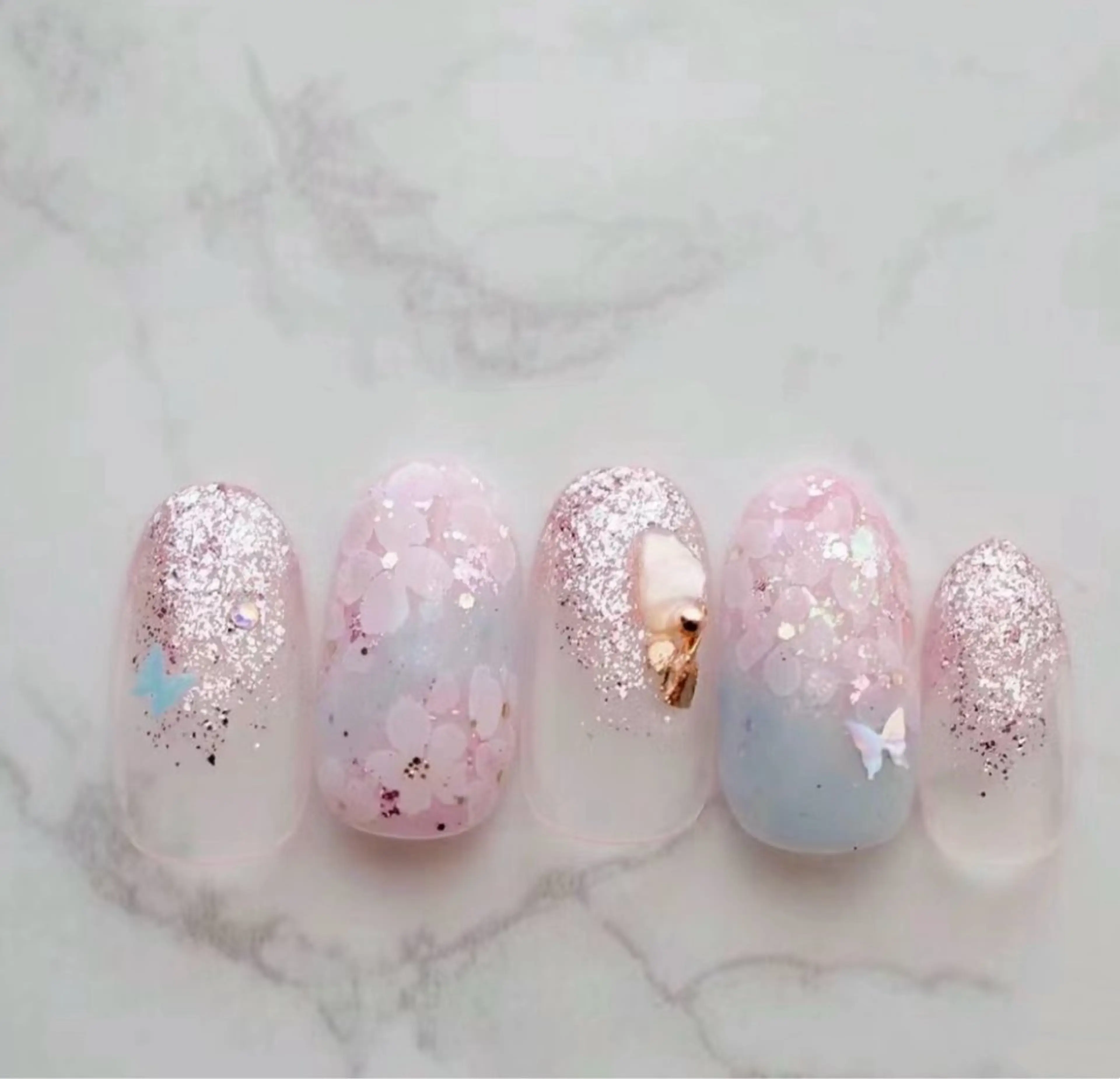 ネイル アートネイル キラキラネイル 韓国ネイル 水色 ロングネイル NailDemure 【銀座店】のネイルデザイン
