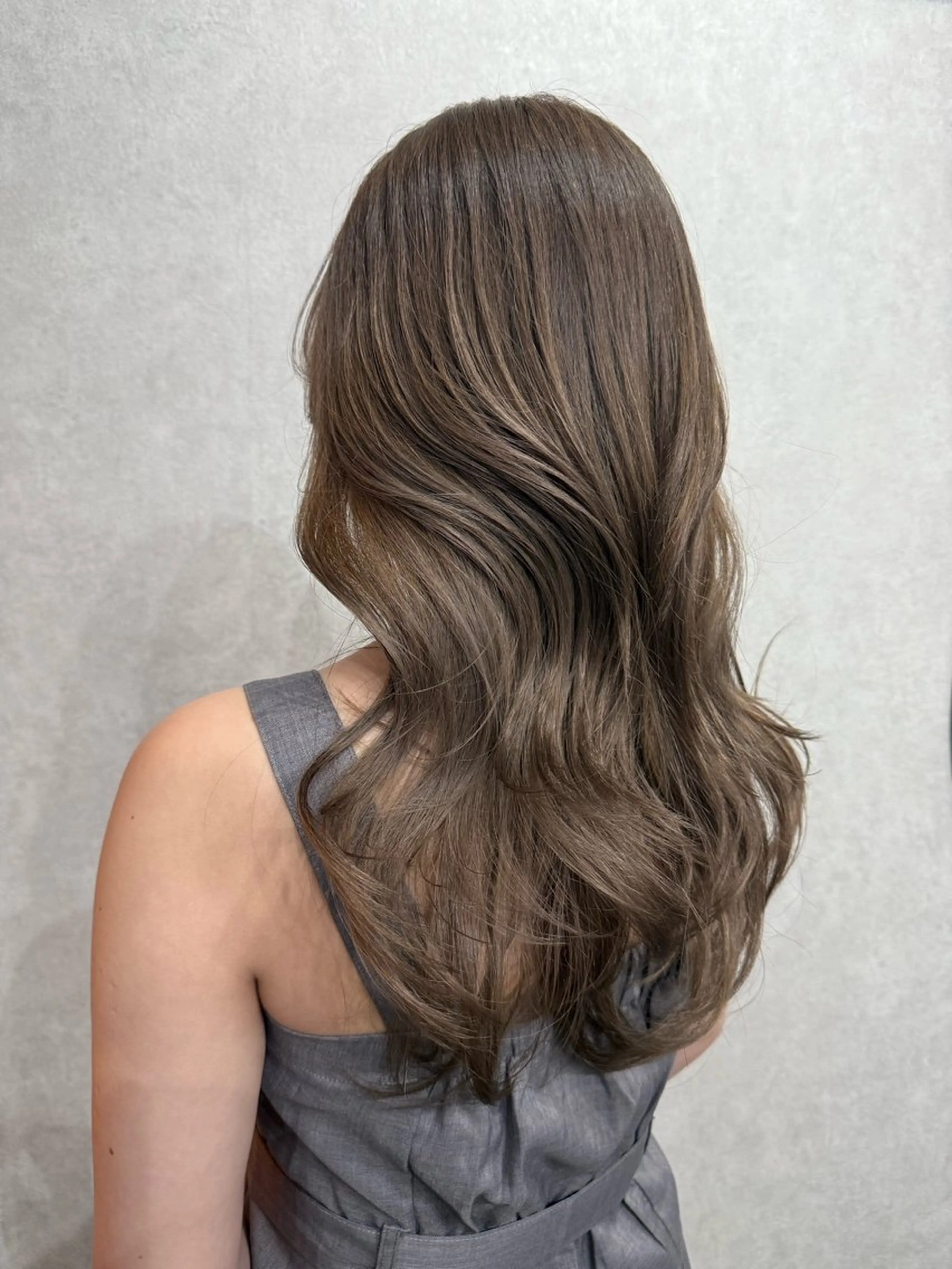 ロング カラー ベージュカラー AIRI layer cut hairのヘアスタイル