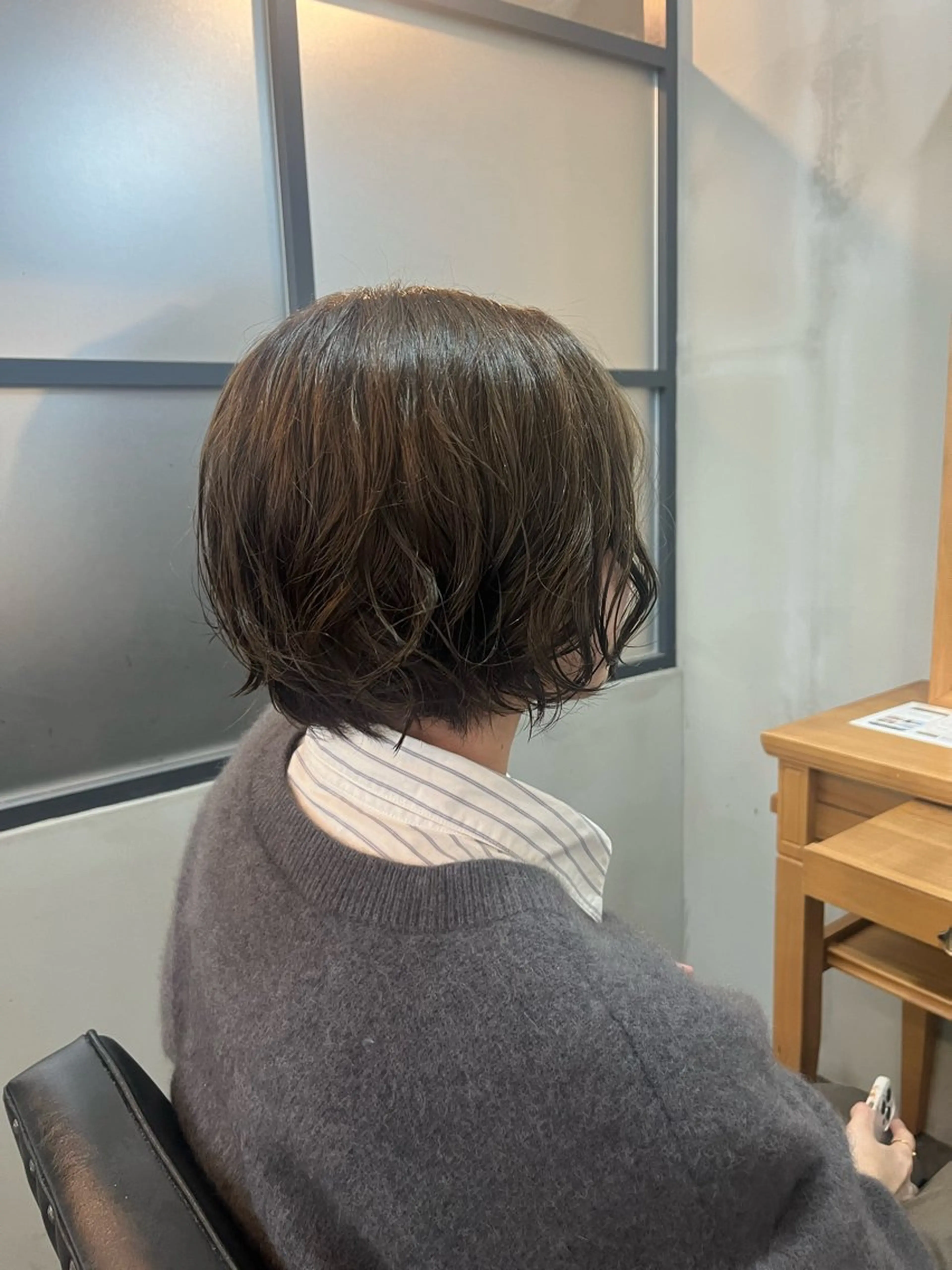 ショート パーマ 栗本 陽香/顔周りレ イヤー/透明感カラーのヘアスタイル