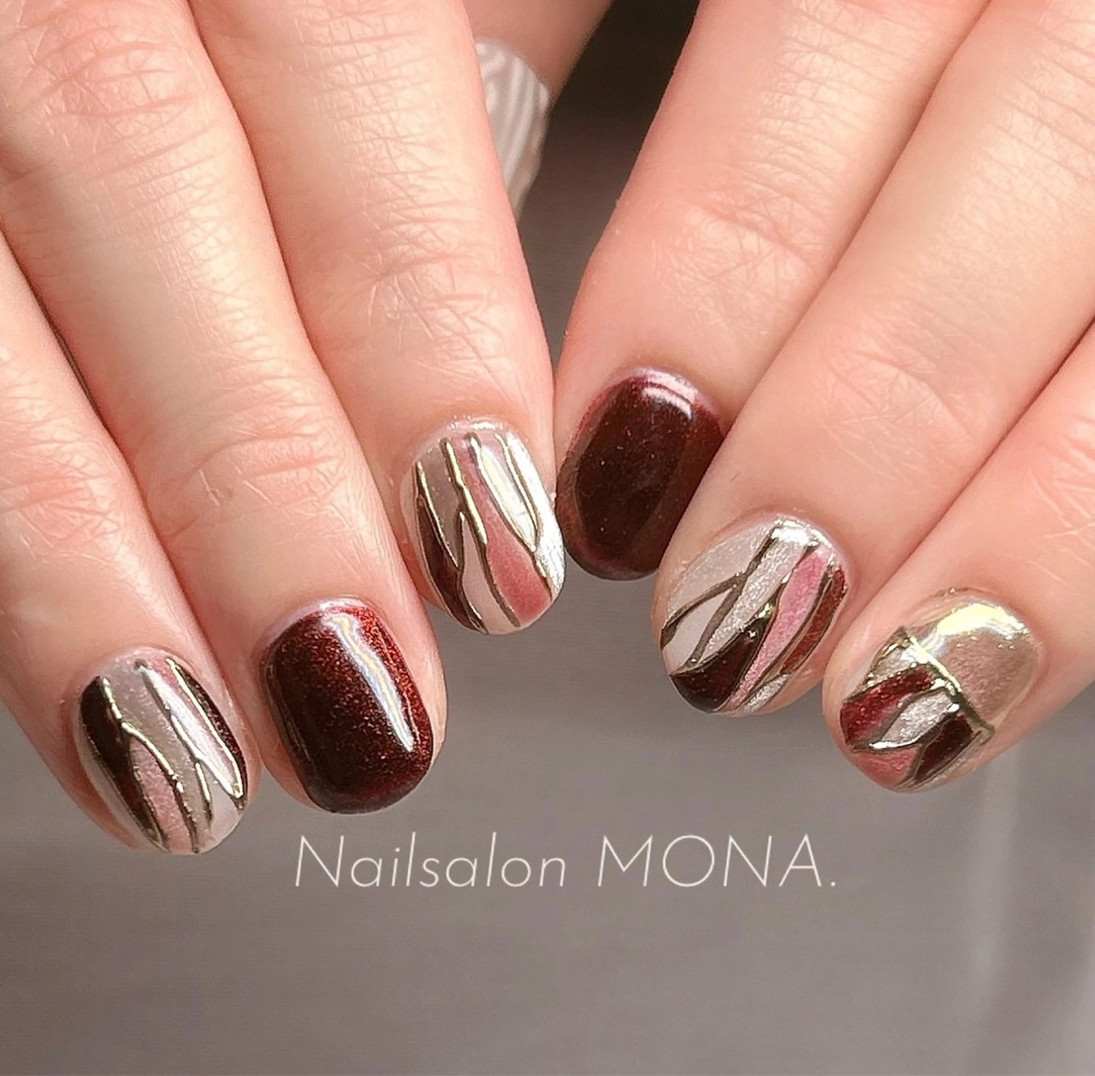 ネイル ゴージャス マグネットネイル ニュアンスネイル 赤色 ハンドネイル Nailsalon MONA.のネイルデザイン