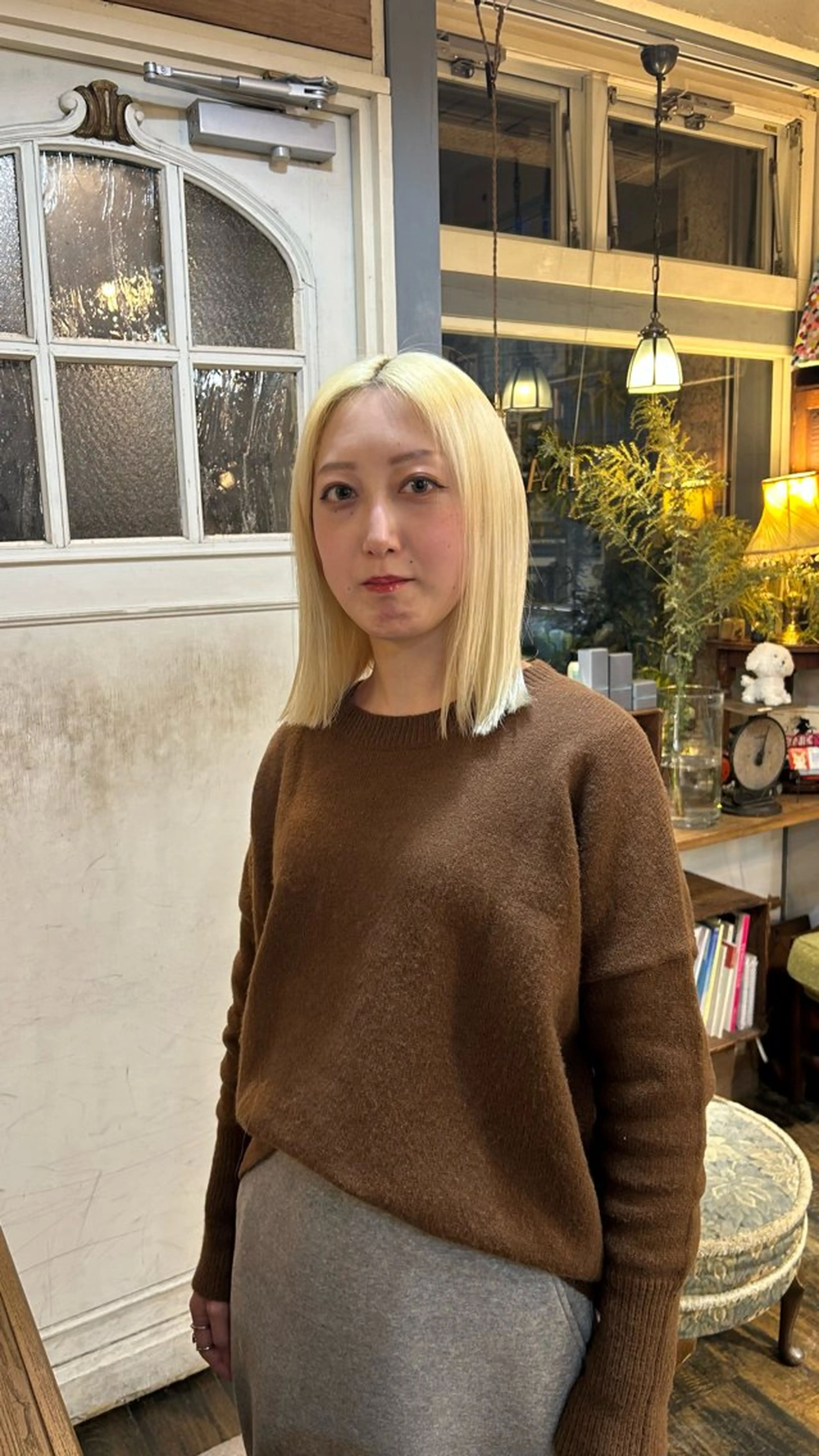 ミディアム カラー ブリーチ 抜きっぱなしブロンド ブロンド ハイトーンカラー カット ヘアカラー トリートメント BRITS 渡辺 菜々子のヘアスタイル