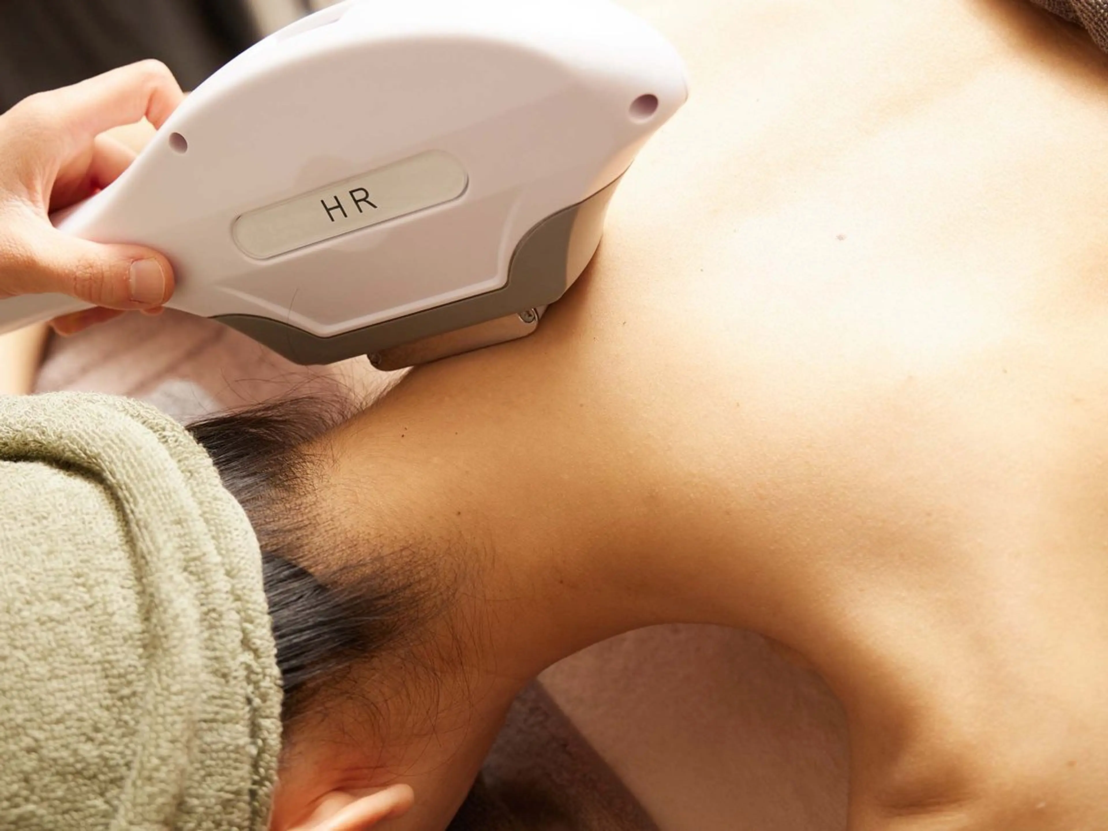 ブライダルエステセット 襟足脱毛+背中上部光フォト 背中脱毛効果◎美肌効果◎ドレスで魅せれるお背中に!の写真