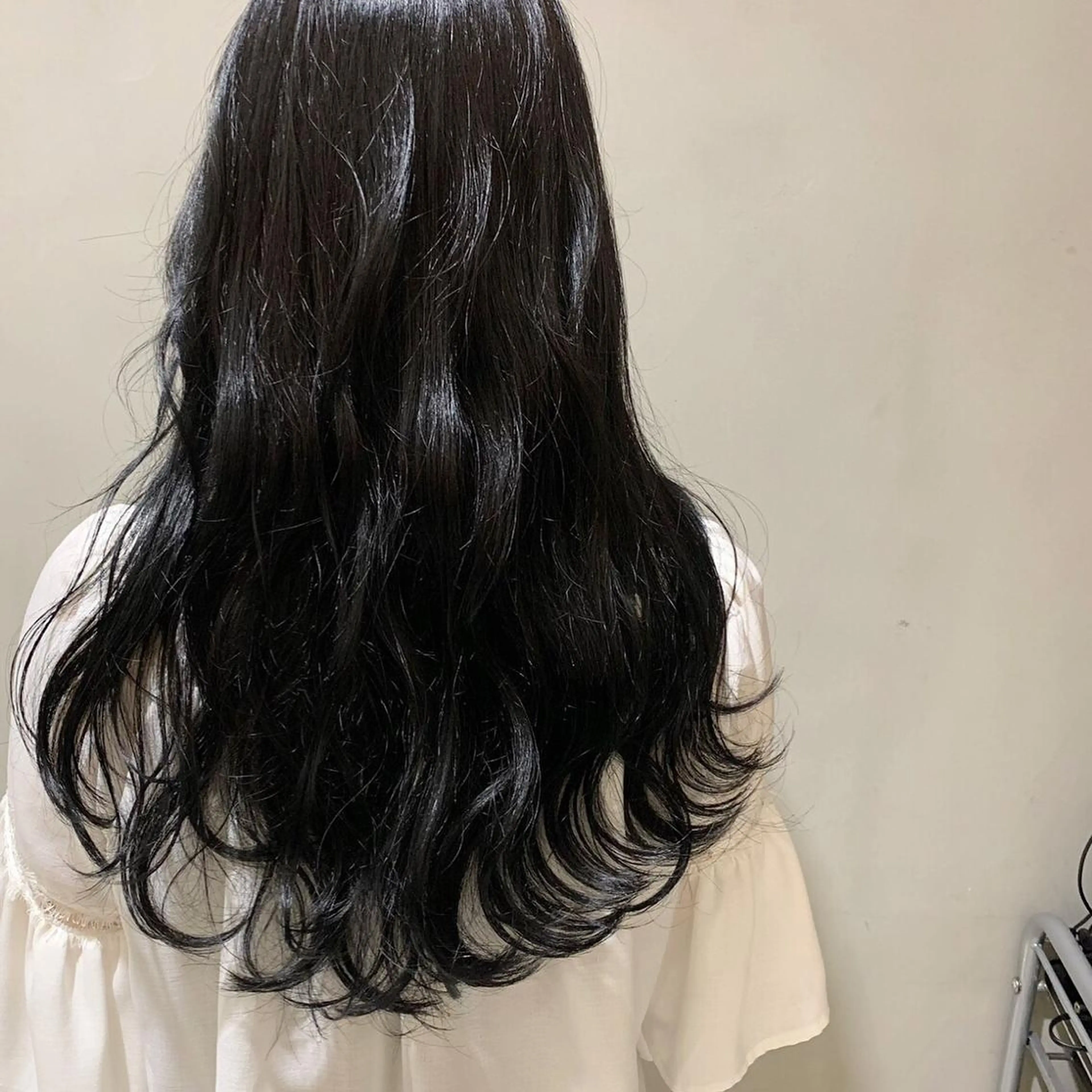 セミロング カラー カジュアルを女っぽく 𝗮𝘆𝗮𝗰𝗼のヘアスタイル