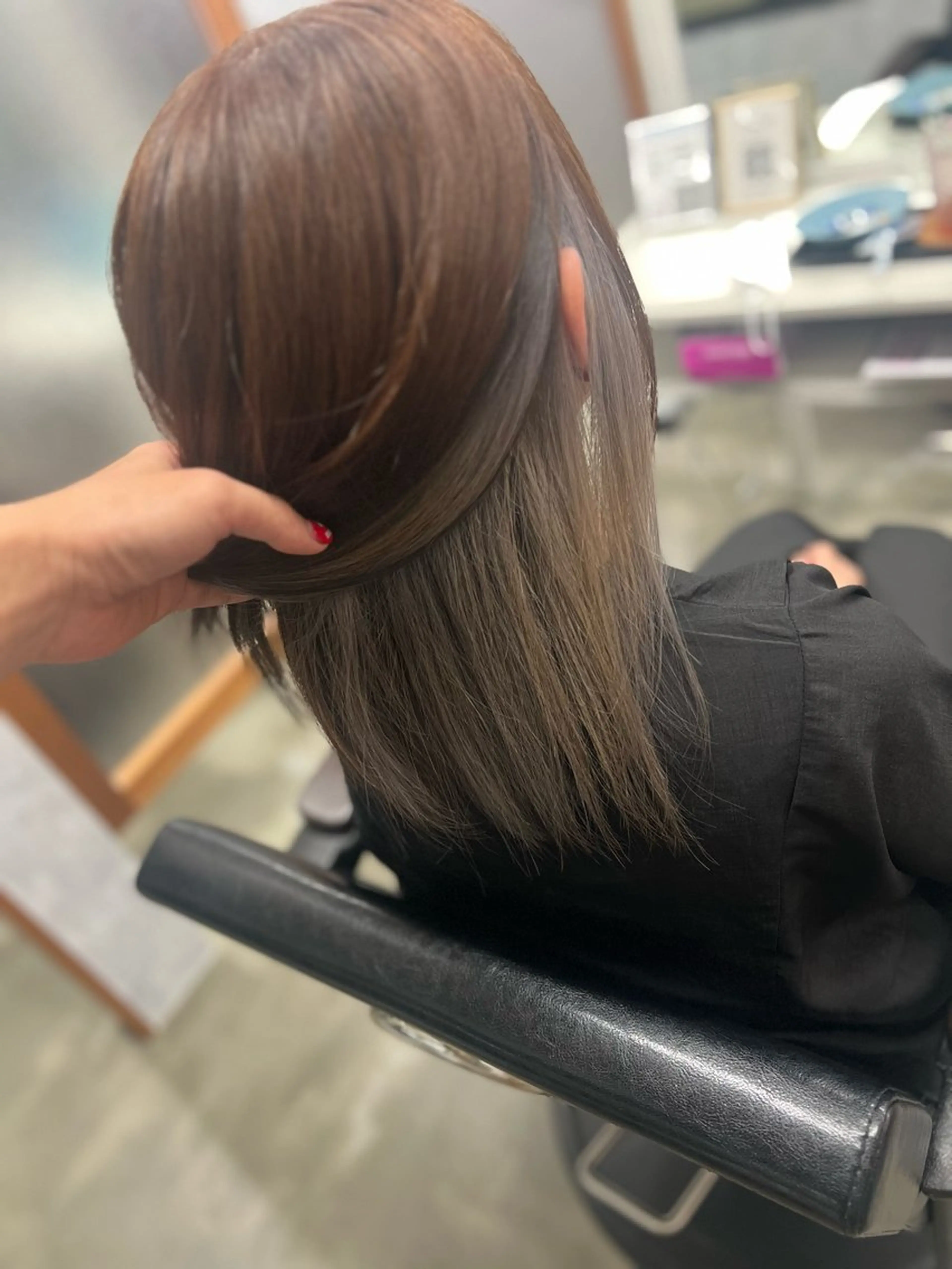 ミディアム カラー ベージュカラー ブリーチ ダークシルバー グレージュ シルバー ヘアカラー Style Tのヘアスタイル