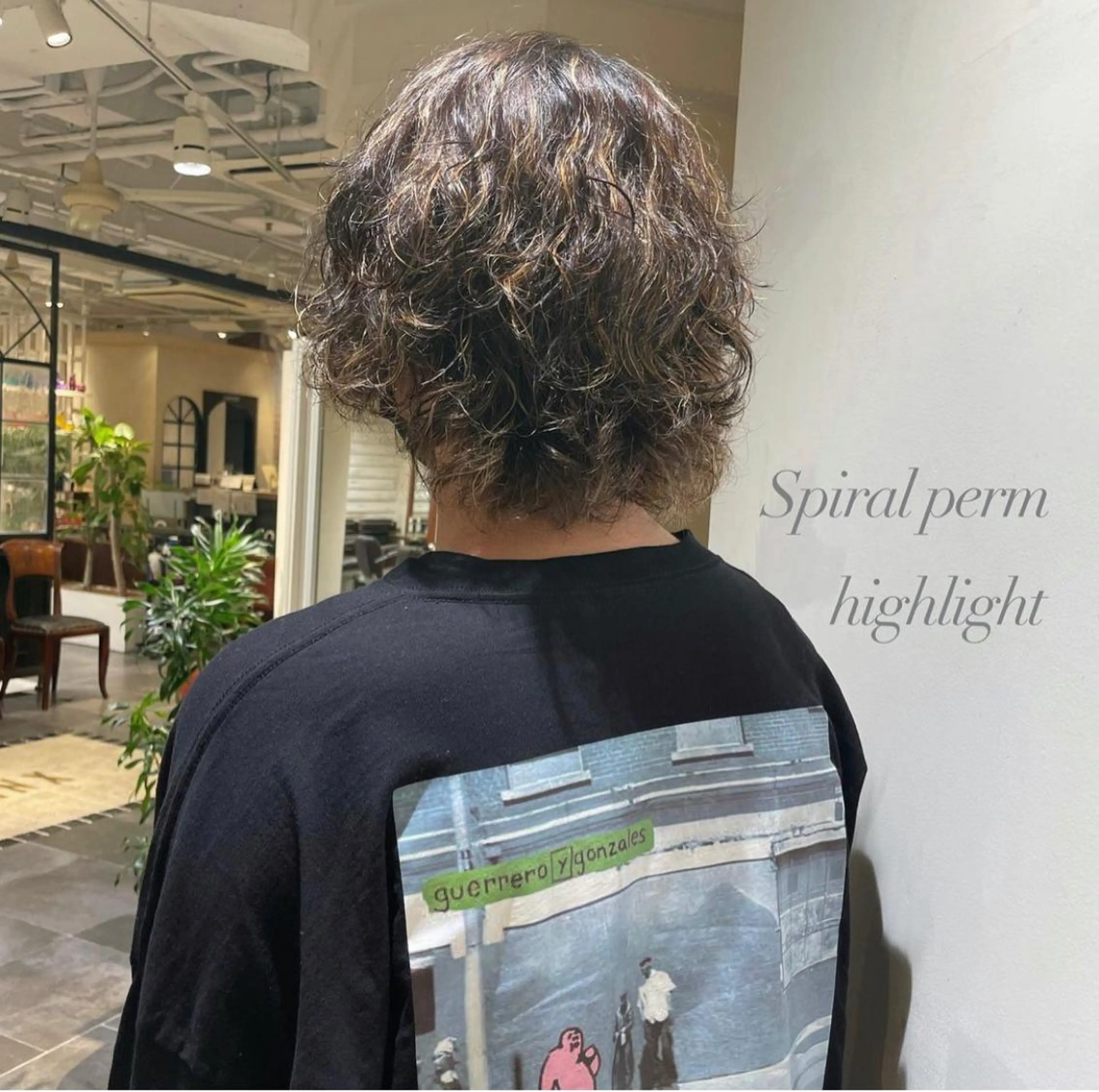 ショート パーマ メンズ メンズハイライト メンズパーマ ハイライト スパイラルパーマ hollo 原宿所属・ハイトーンカラー/ ダブルカラー/EMIのヘアスタイル