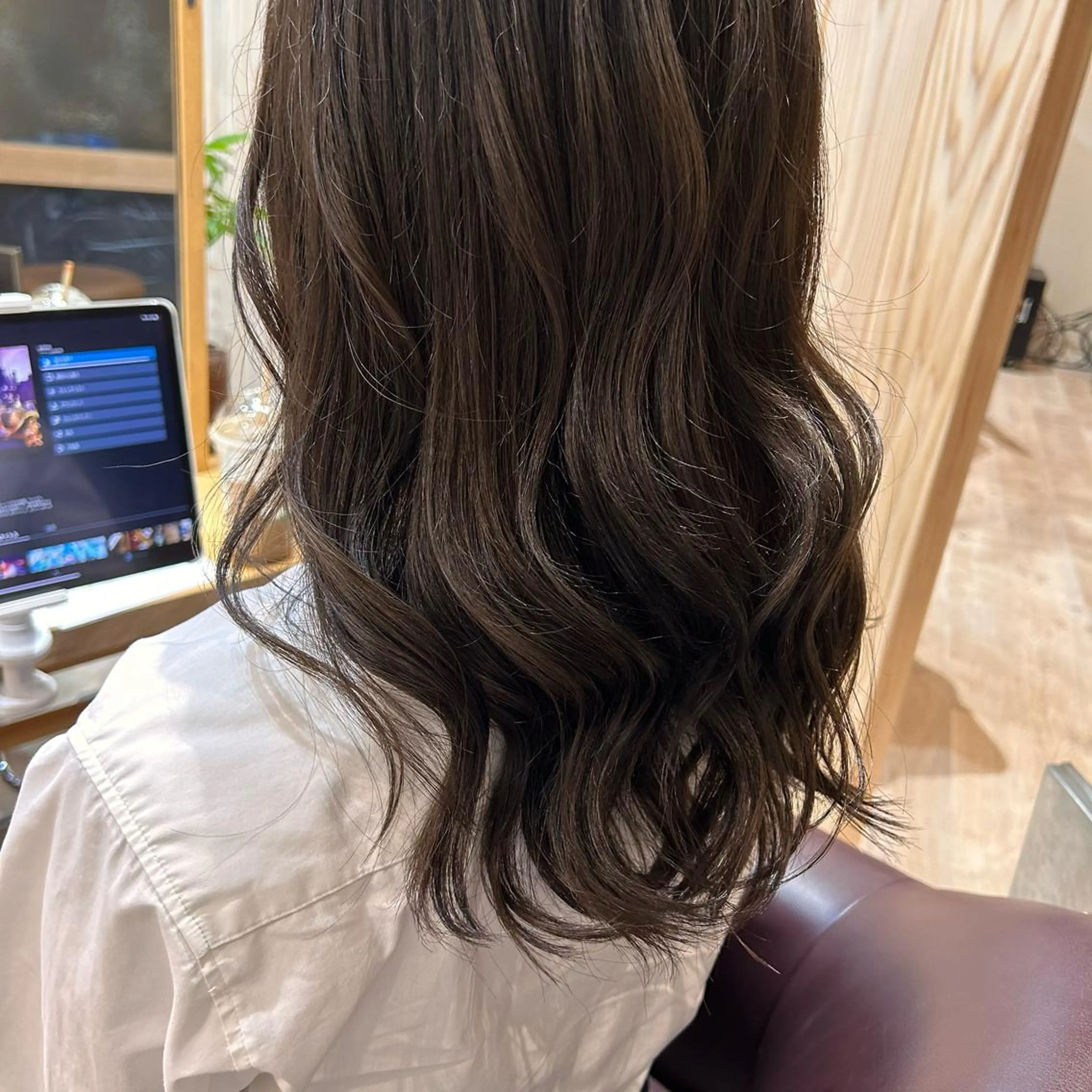 セミロング カラー 黒髪 山本 知佳のヘアスタイル