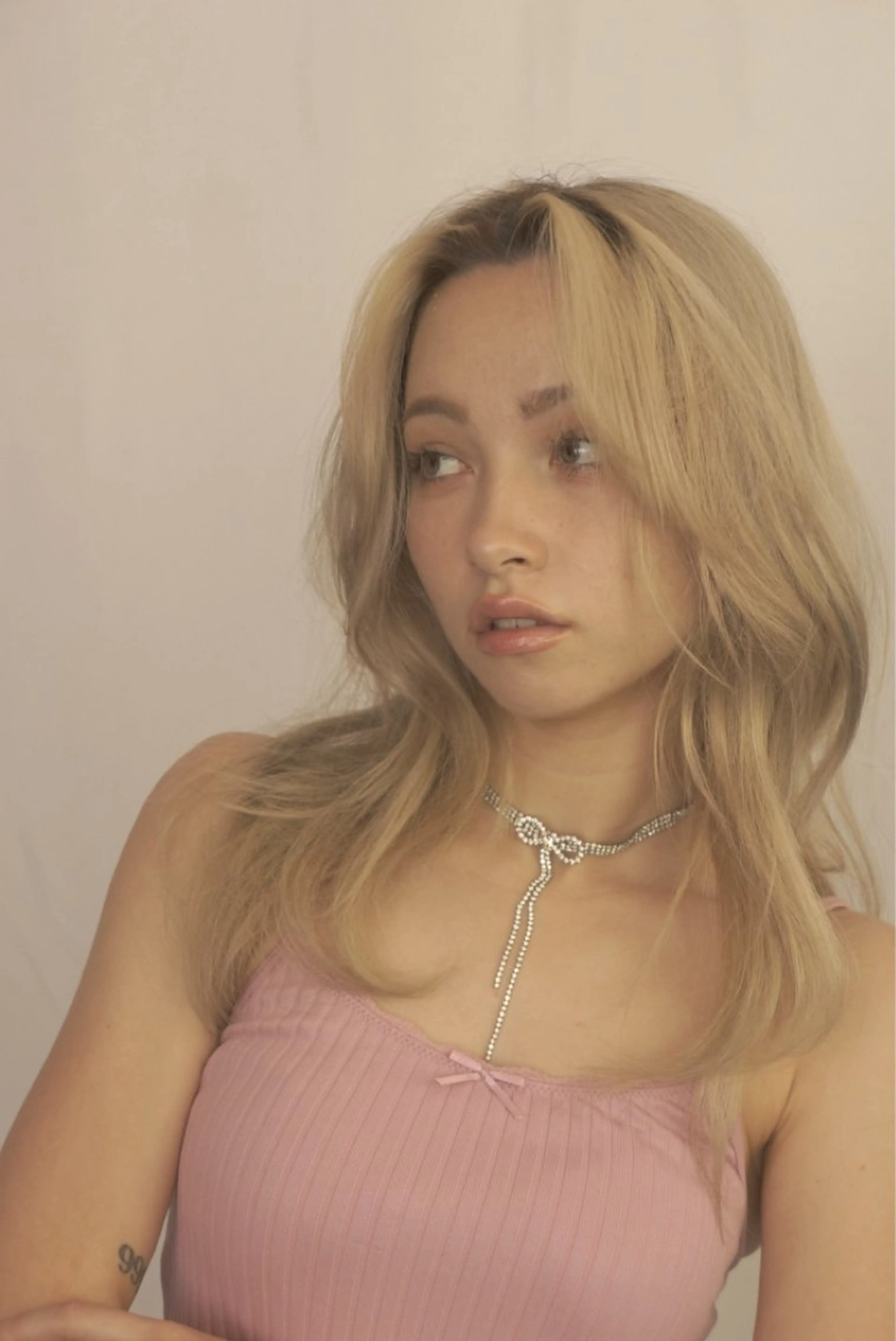 セミロング カラー ヘアアレンジ ブリーチ ブロンド ハイトーンカラー ハッシュカット ハイレイヤー 韓国ナチュラル・ ベージュ/落合夏希のヘアスタイル