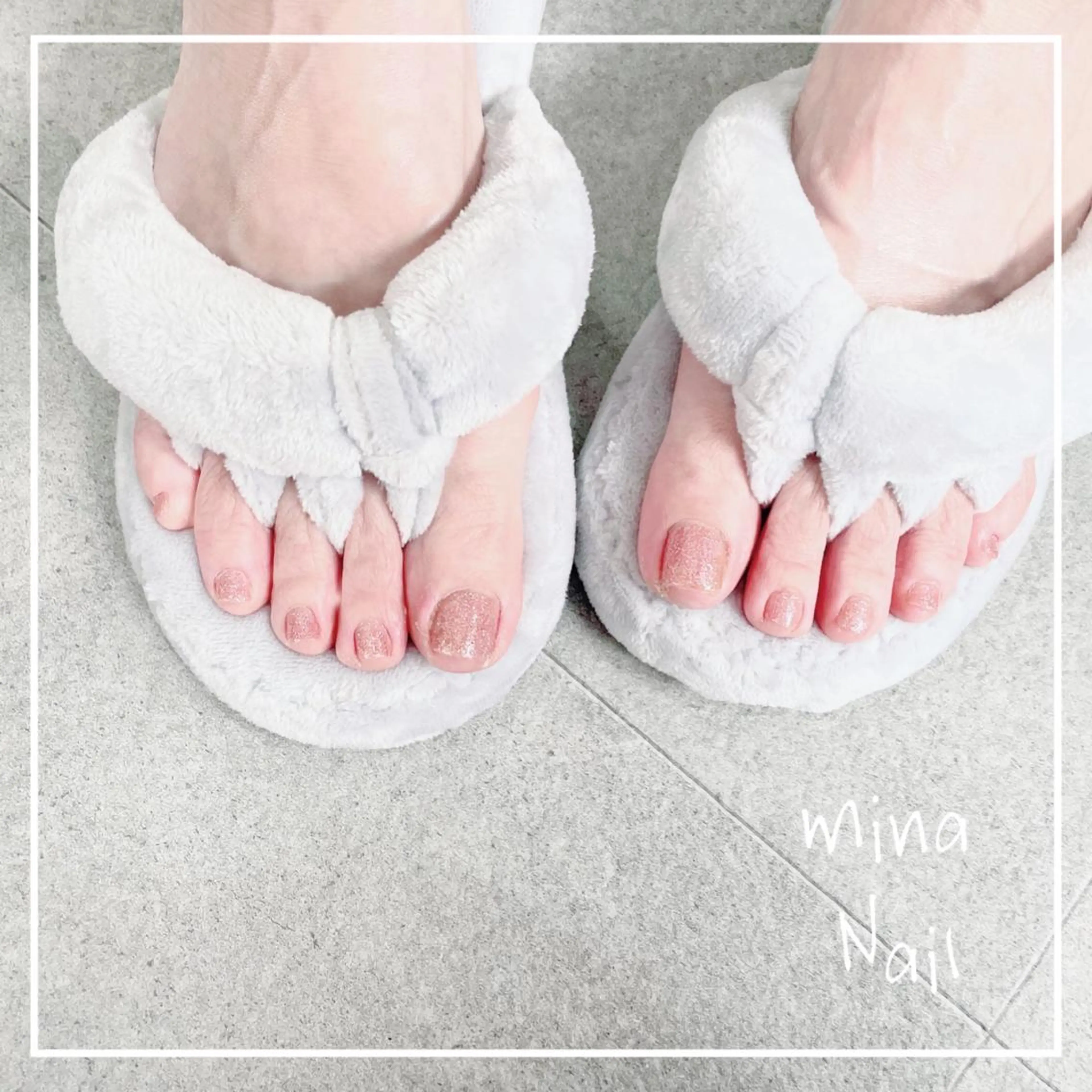 ネイル フットネイル ラメ(グリッター) ピンク スクエアネイル mina Nailのネイルデザイン