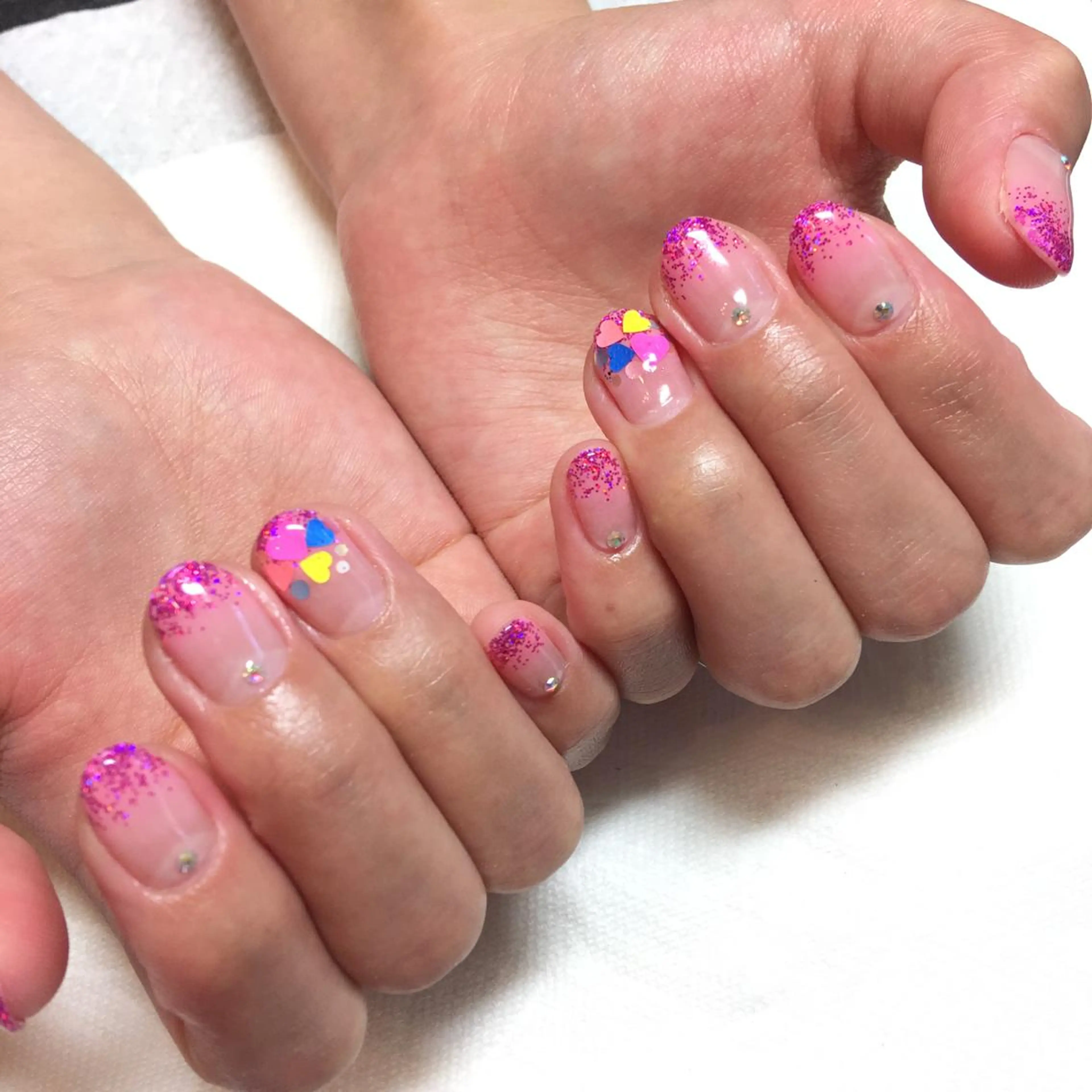 ネイル ハート ホログラムネイル THECOLORS所属・近貞 莉奈のネイルデザイン