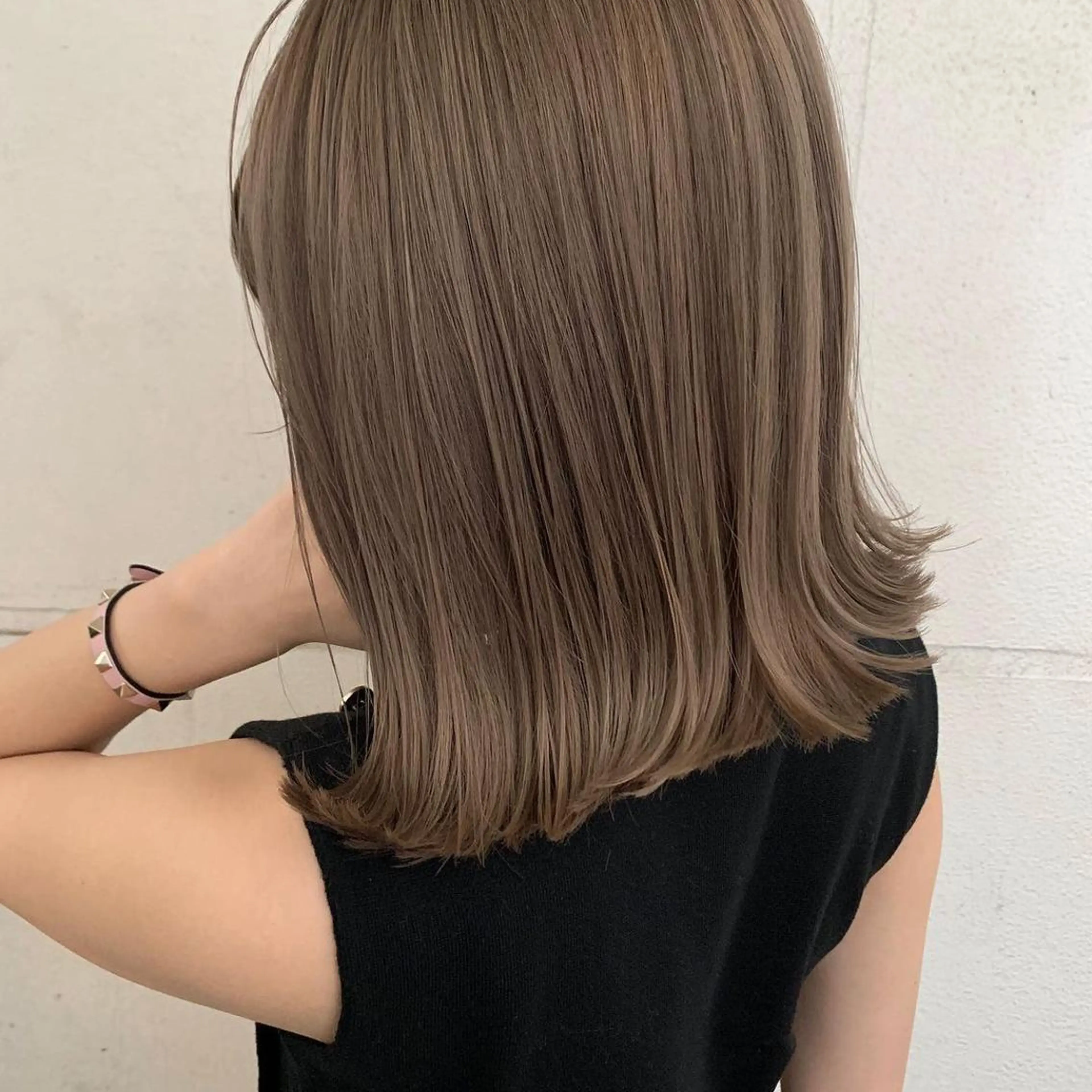 セミロング カラー ブリーチ カット ヘアカラー トリートメント オフホワイトアンドなんば所属・福西 洋斗のヘアスタイル