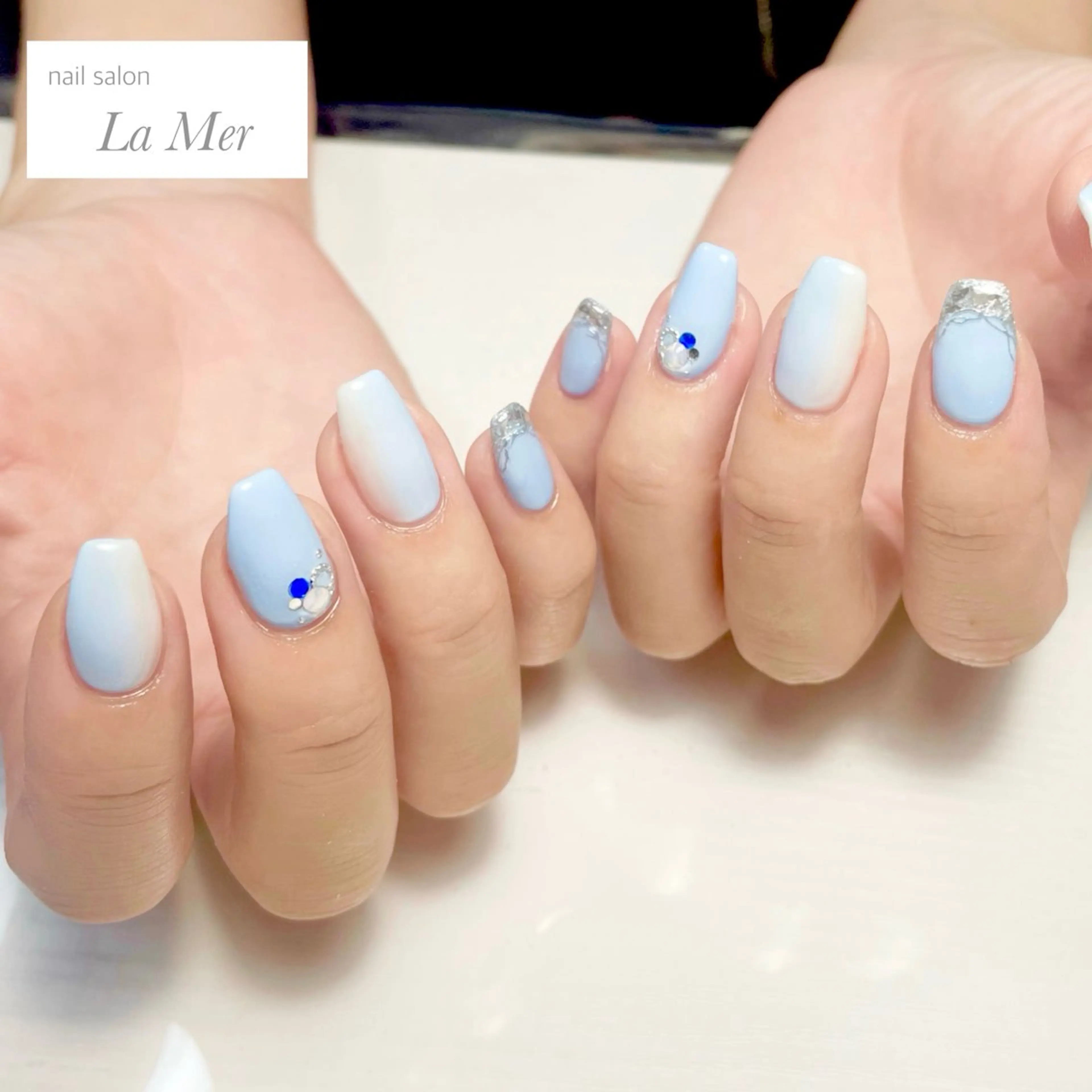 ネイル ブルー フレンチネイル ガラスフレンチ グラデーション 水色 ハンドネイル nailsalon La Merのネイルデザイン