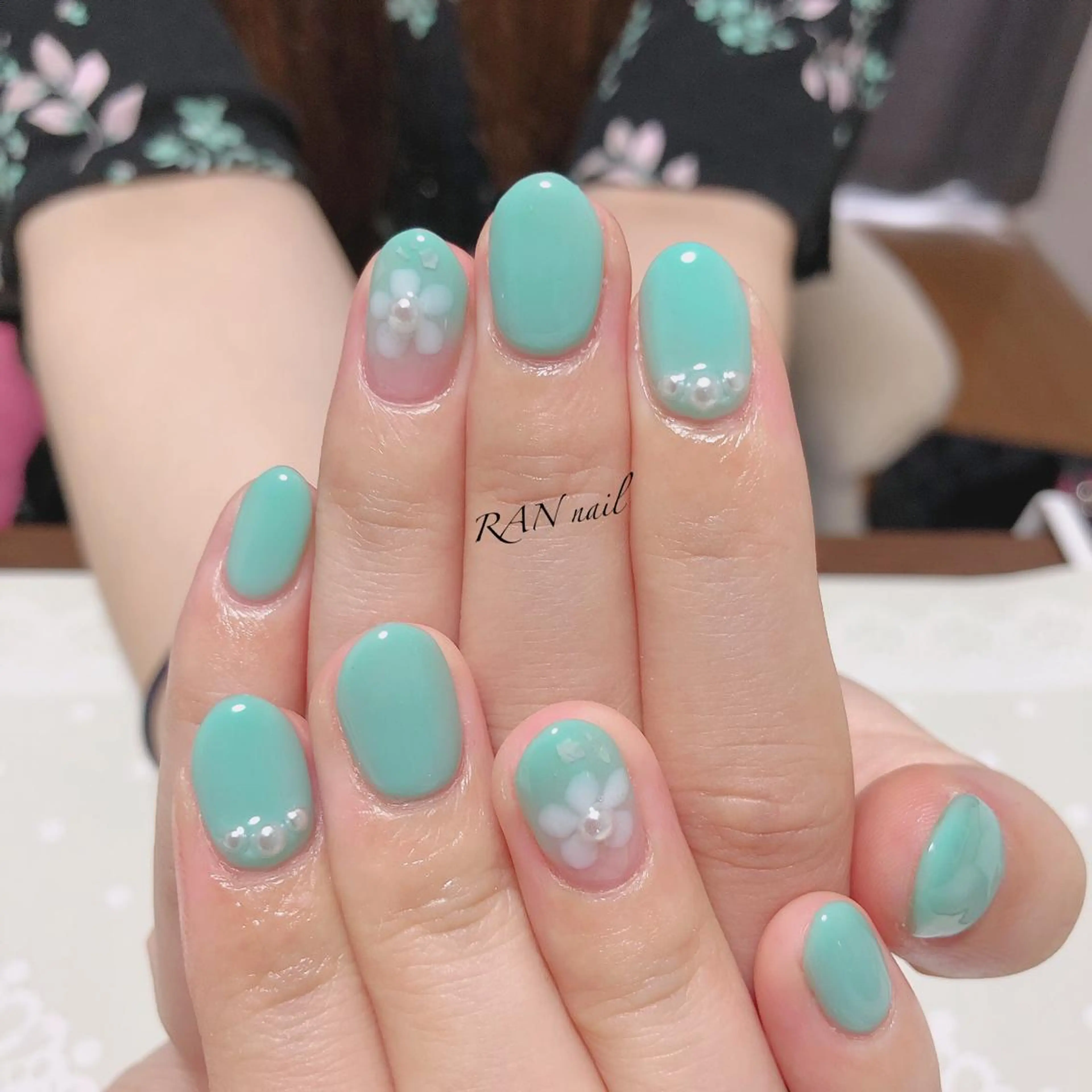 ネイル ブルー フラワーネイル フットネイル ワンカラーネイル ホワイト ハンドネイル フットネイル RAN nail 〜ランネイル〜所属・RAN nailのネイルデザイン