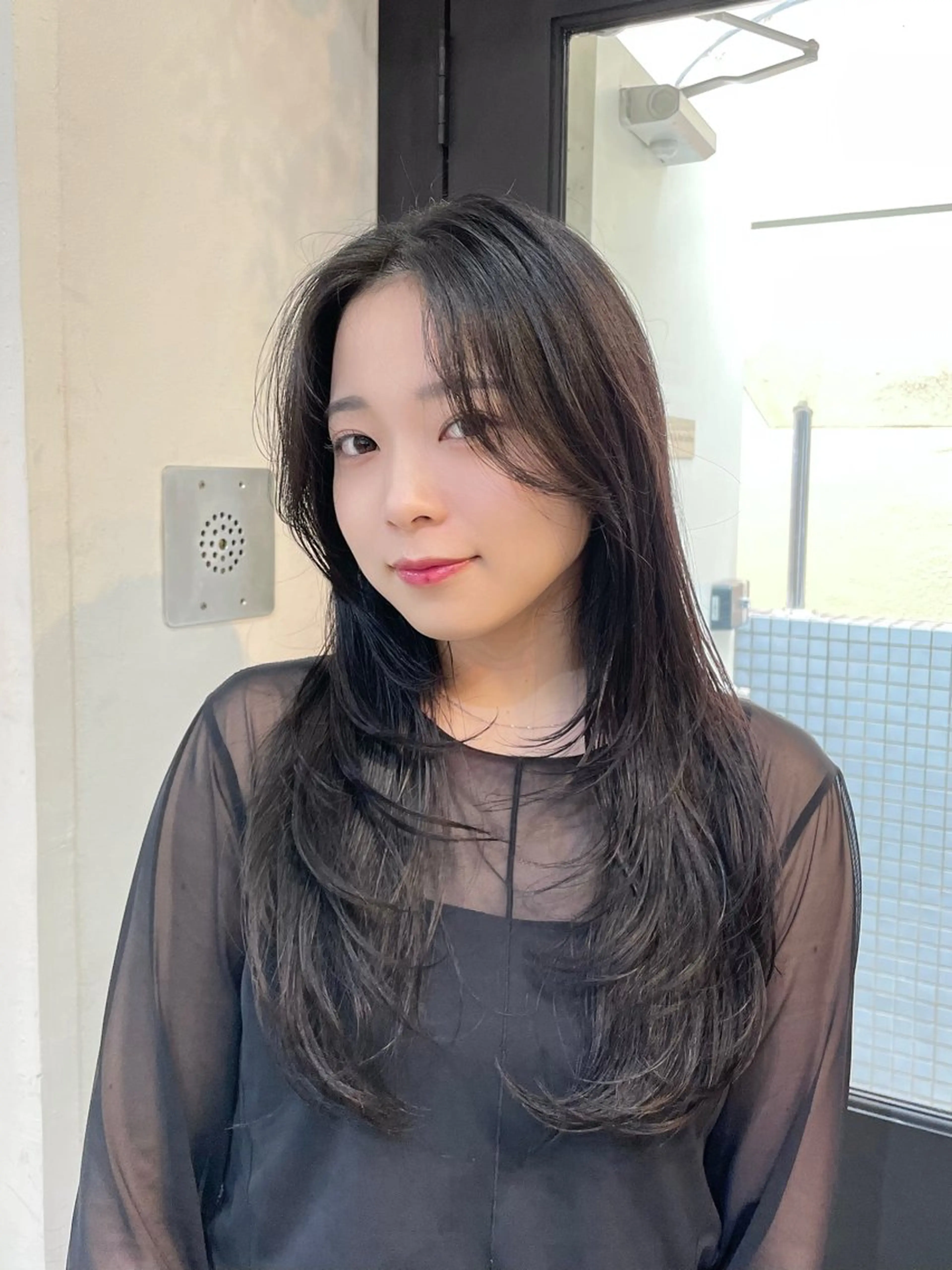 ロング カラー ロングレイヤー アッシュ アッシュグレー レイヤーカット ロング カット ヘアカラー yu-kaハッシュ カット/韓国レイヤーのヘアスタイル