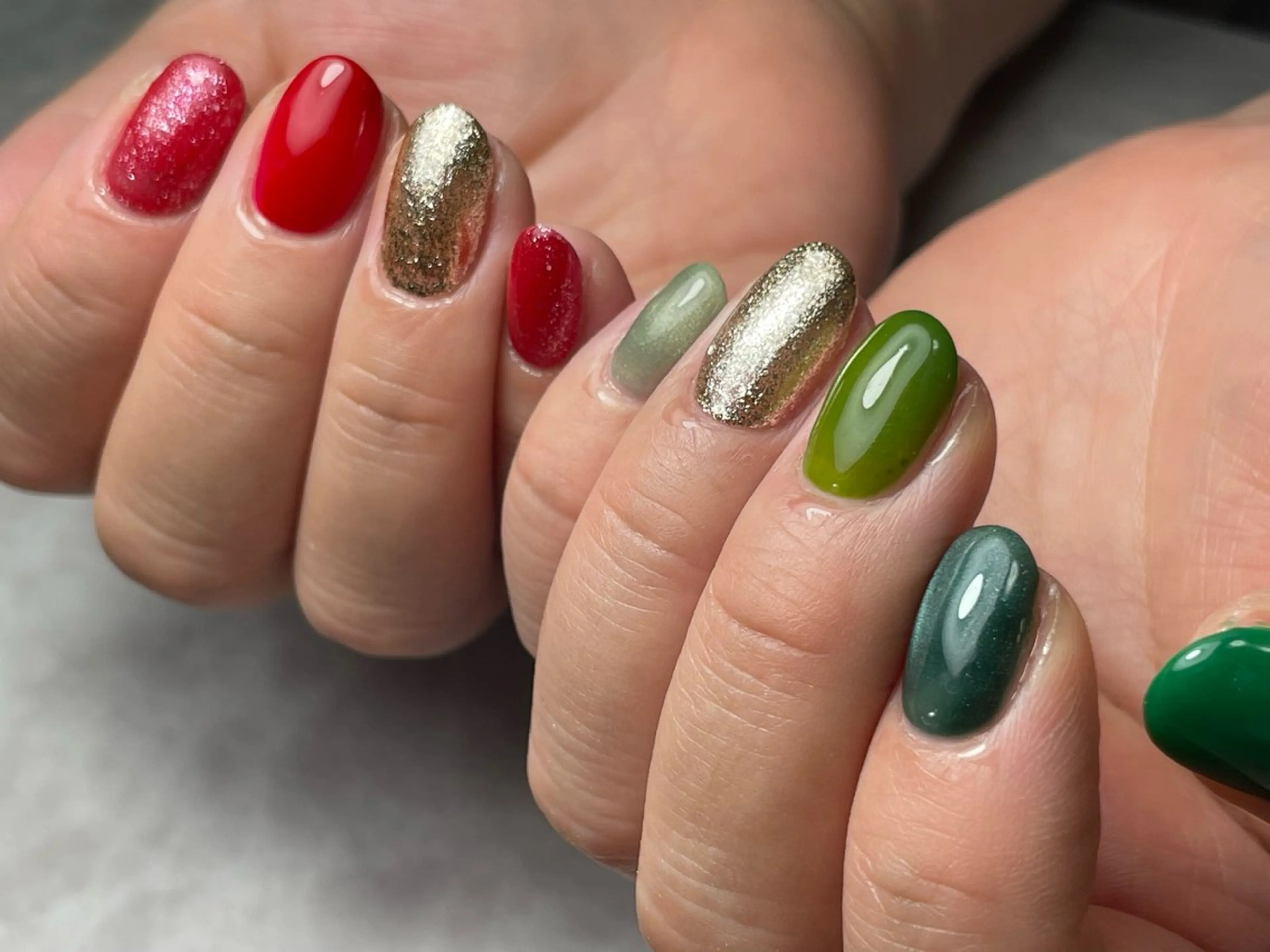 ネイル グリーン 赤色 Chong Sarangのネイルデザイン