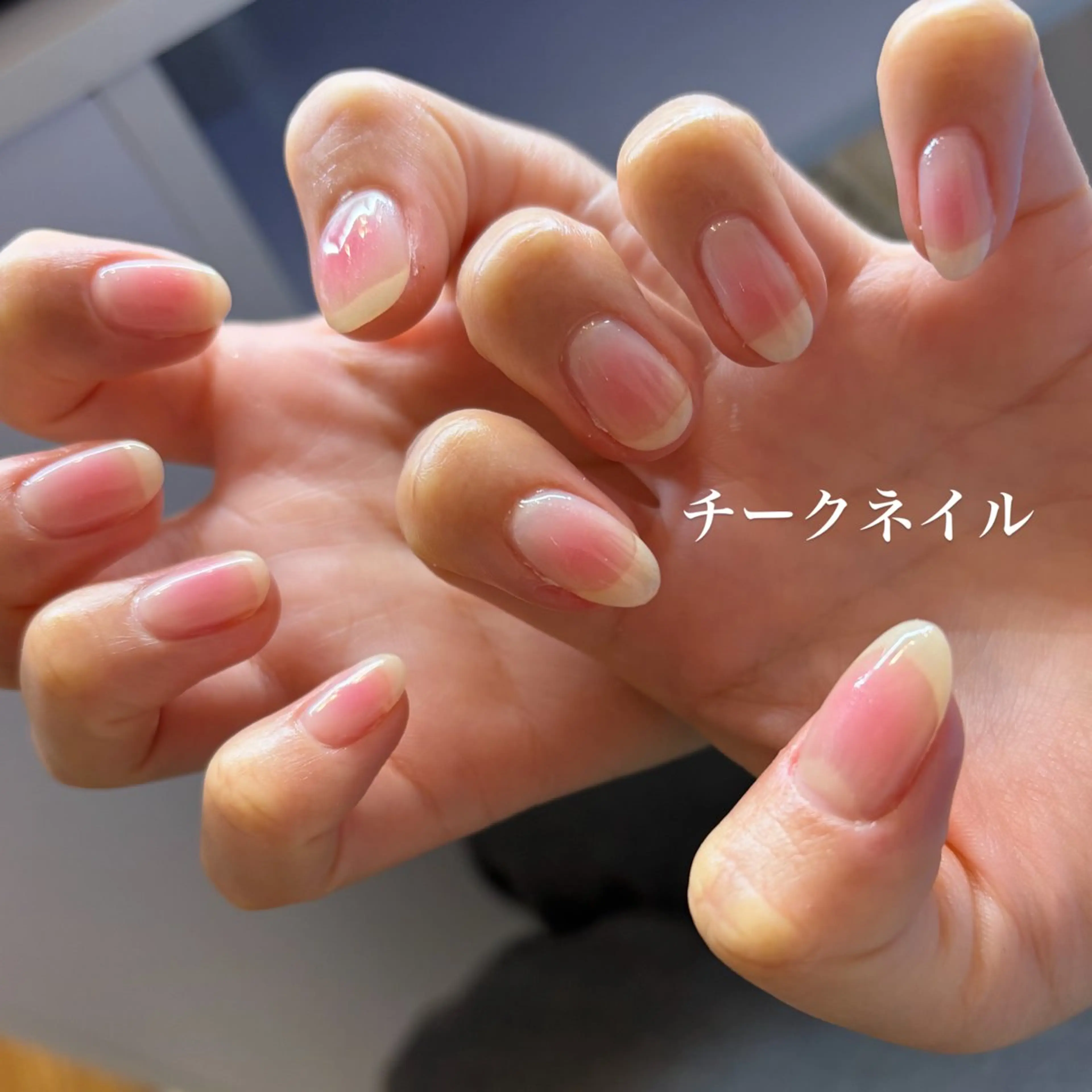 ネイル チークネイル ガーリー ラメ(グリッター) オフィスネイル ショートネイル Roger 舞のネイルデザイン