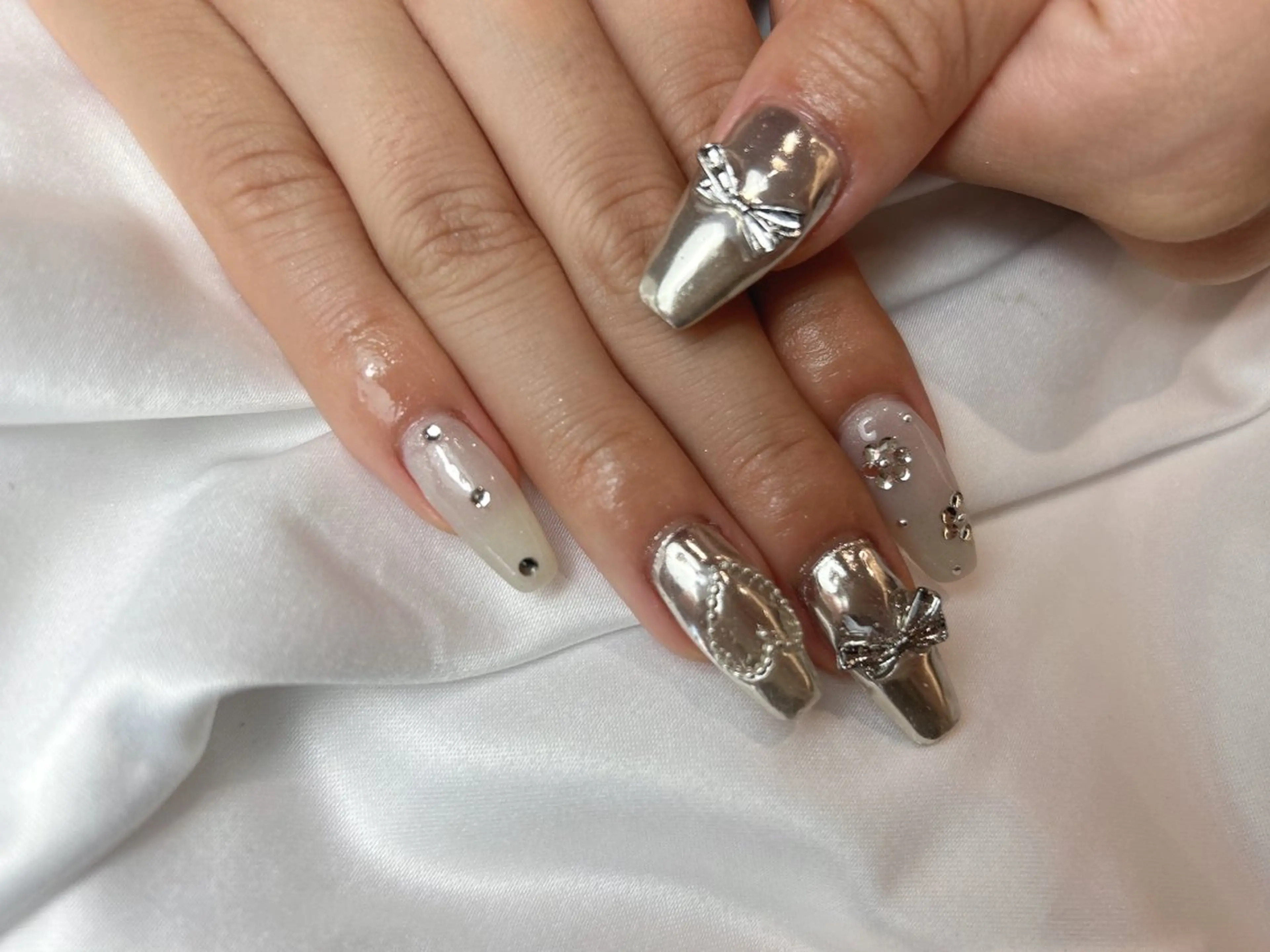 ネイル ミラーネイル シルバー ハンドネイル フットネイル tote. sumileのネイルデザイン