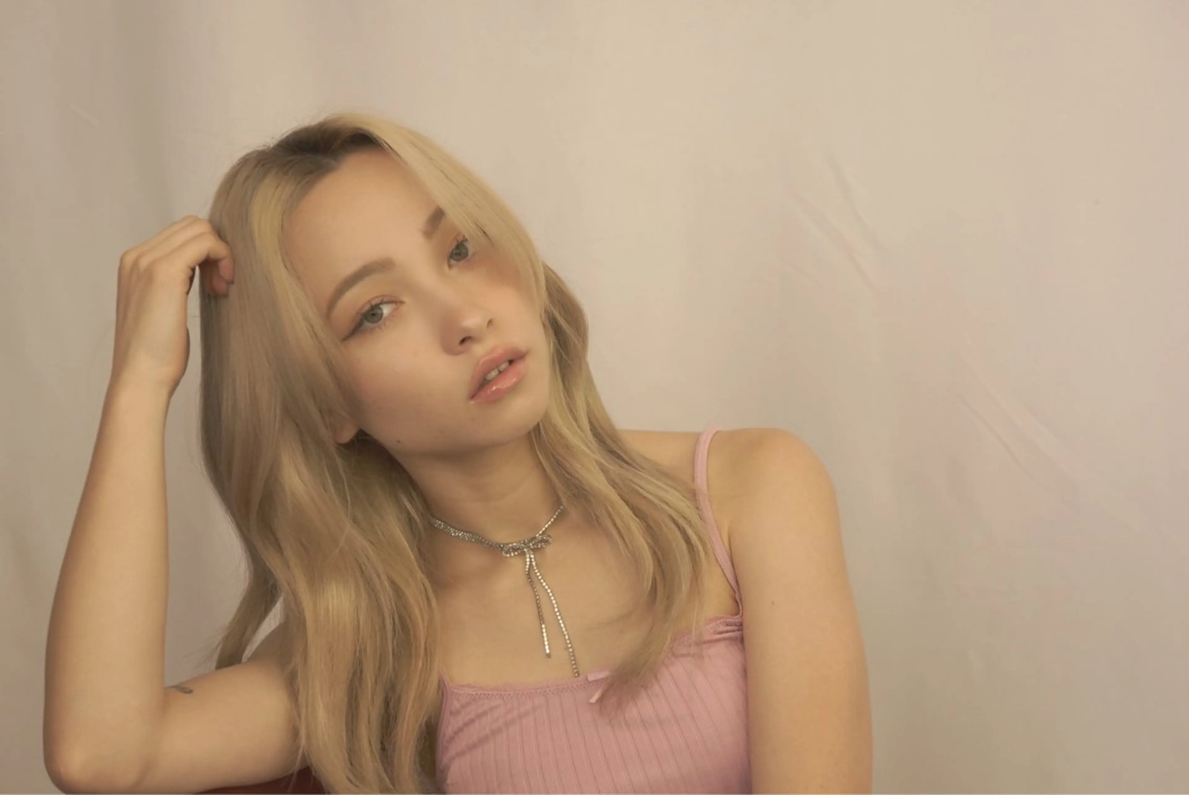 セミロング ヘアアレンジ ハッシュカット ハイレイヤー 韓国風ヘア レイヤーカット 韓国ナチュラル・ ベージュ/落合夏希のヘアスタイル