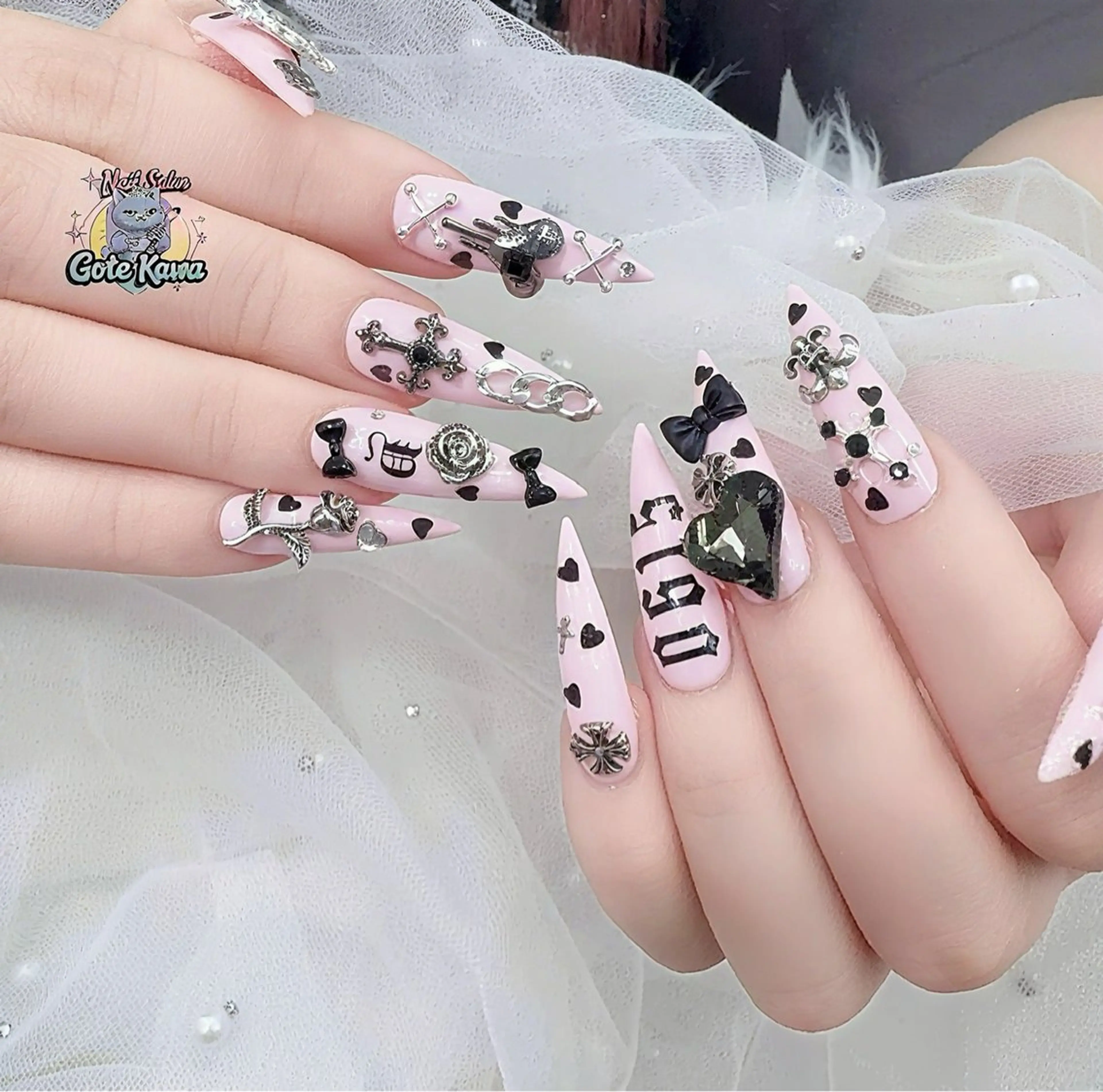 ネイル アートネイル キラキラネイル スカルプネイル 冬ネイル クリスマス GOTE KAWA Nail Salon(ゴテかわ)所属・Gote Kawa nail salonのネイルデザイン