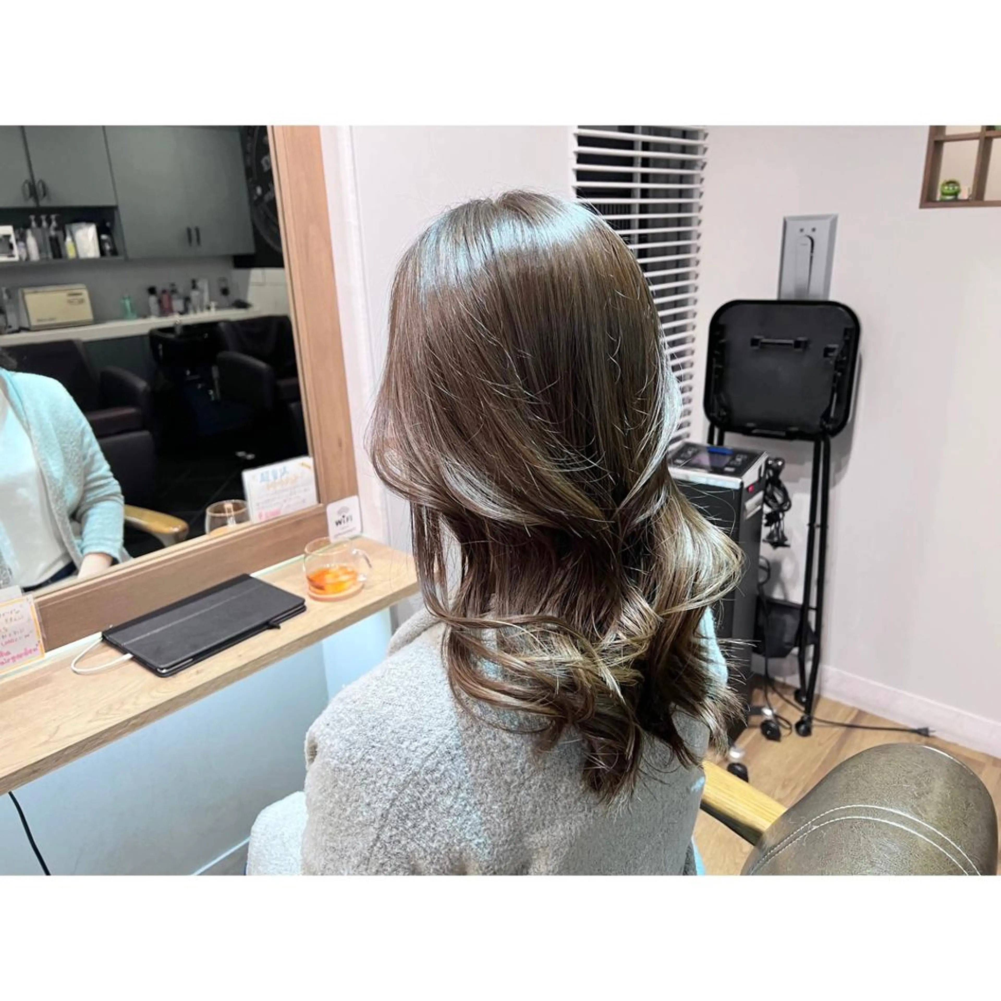 ロング カラー グレージュ ヘアカラー トリートメント ツキダテ ユイのヘアスタイル
