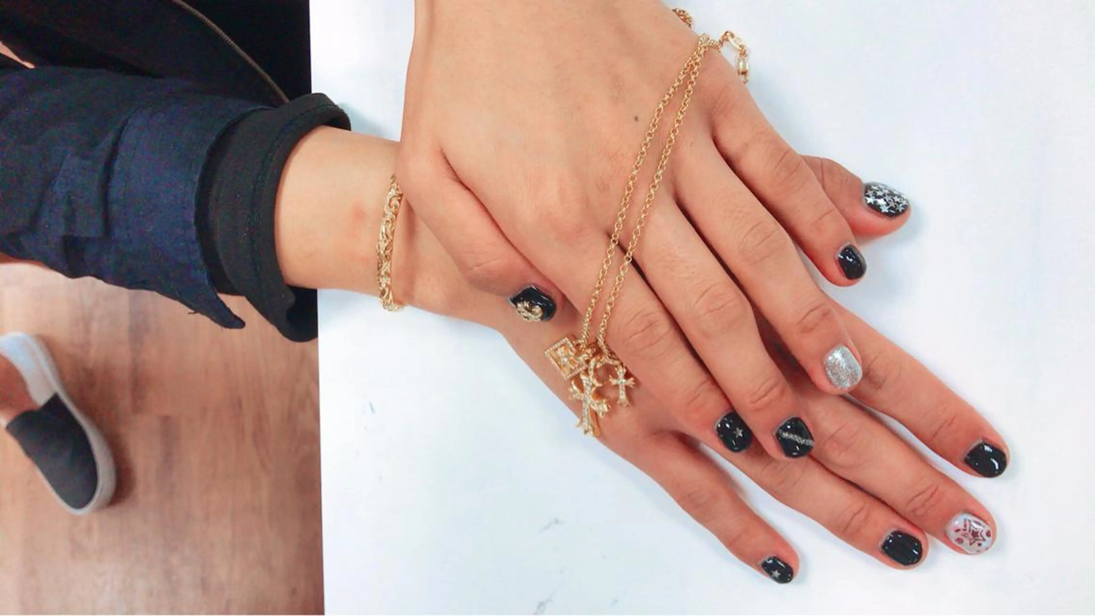 ネイル ゴールド メンズネイル シルバー レイヤーカット 早崎太生のヘアスタイル