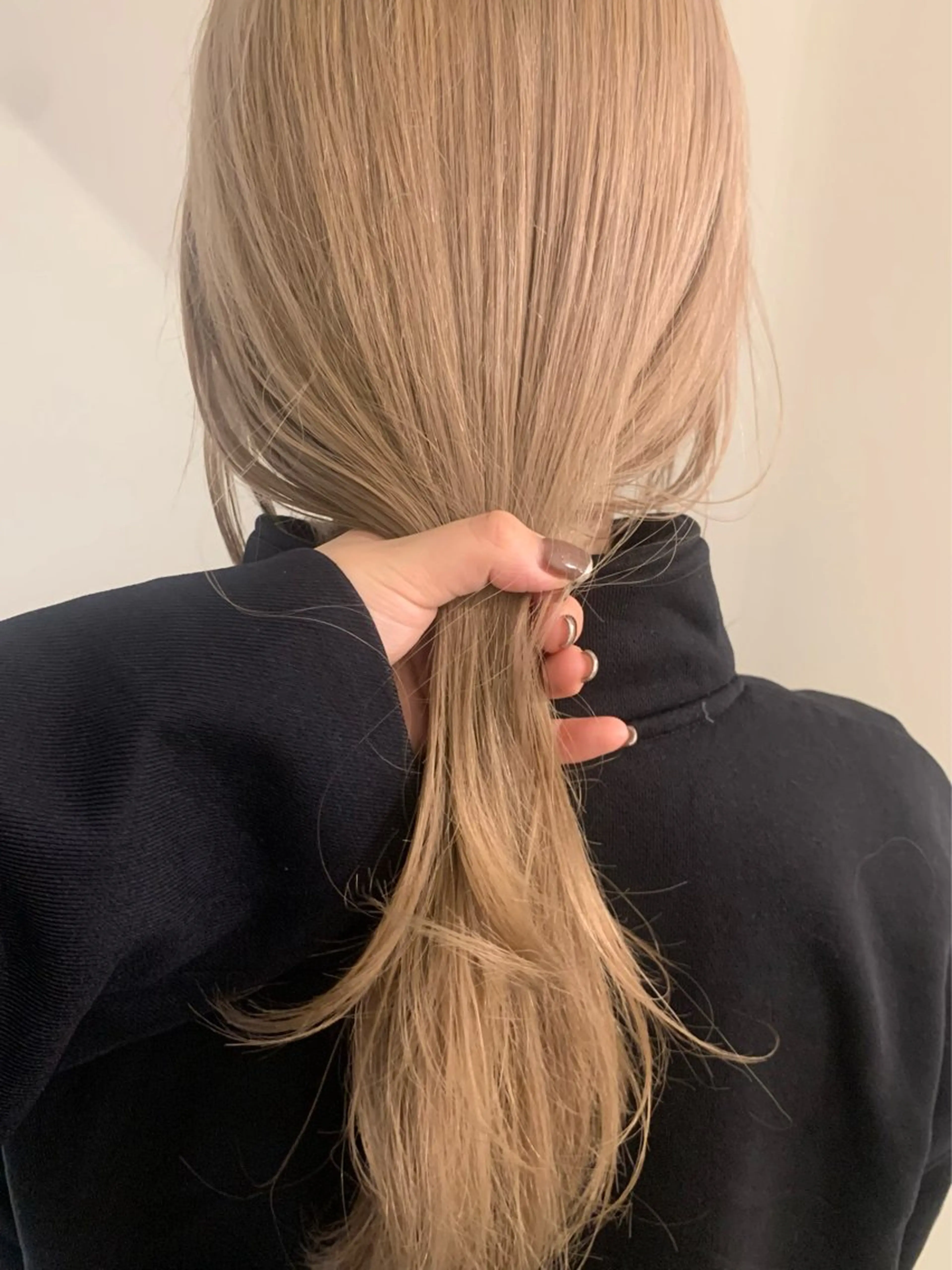 セミロング カラー ベージュカラー ブリーチ ホワイトベージュ 落合希 Olivebeigeのヘアスタイル