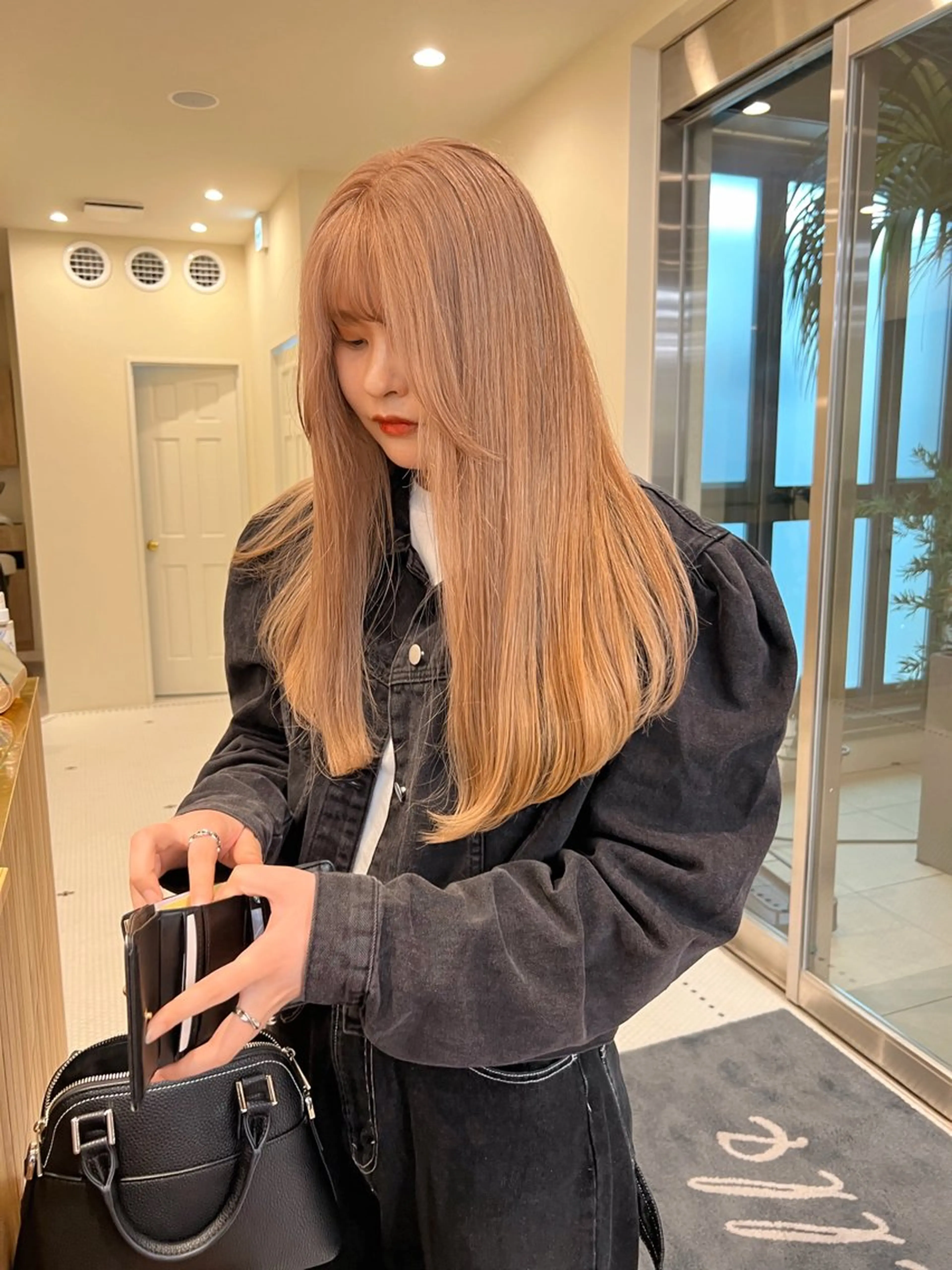 ロング カラー ベージュカラー ブリーチ ハイトーンカラー ミルクティーベージュ カット ヘアカラー トリートメント belle   表参道　terrace所属・抜きっぱなしブロンド /ハイトーン/カナタのヘアスタイル