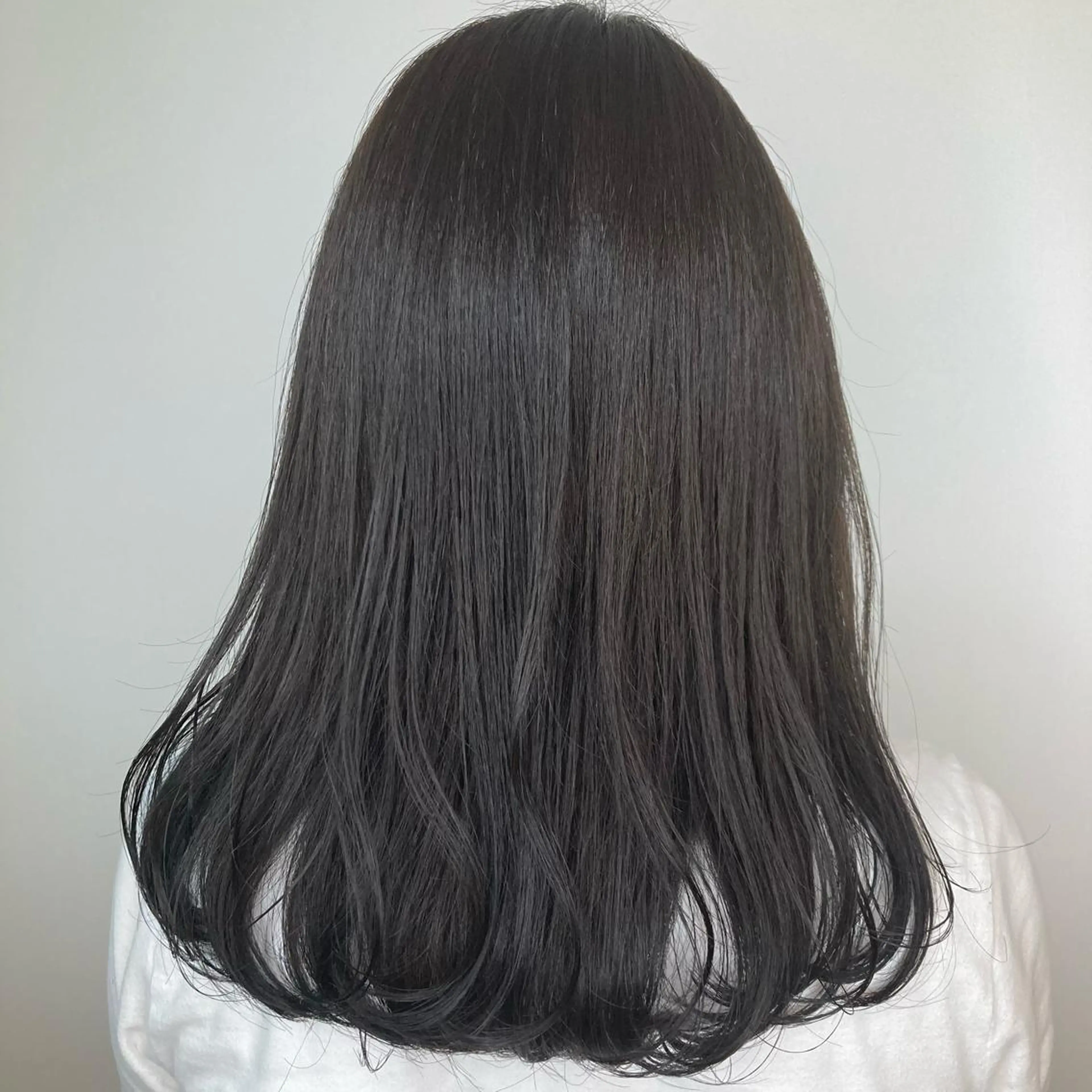 ミディアム カラー ダークグレー ダークグレージュ グレージュ 尾籠 美幸 （オゴモリ ミユキ）のヘアスタイル