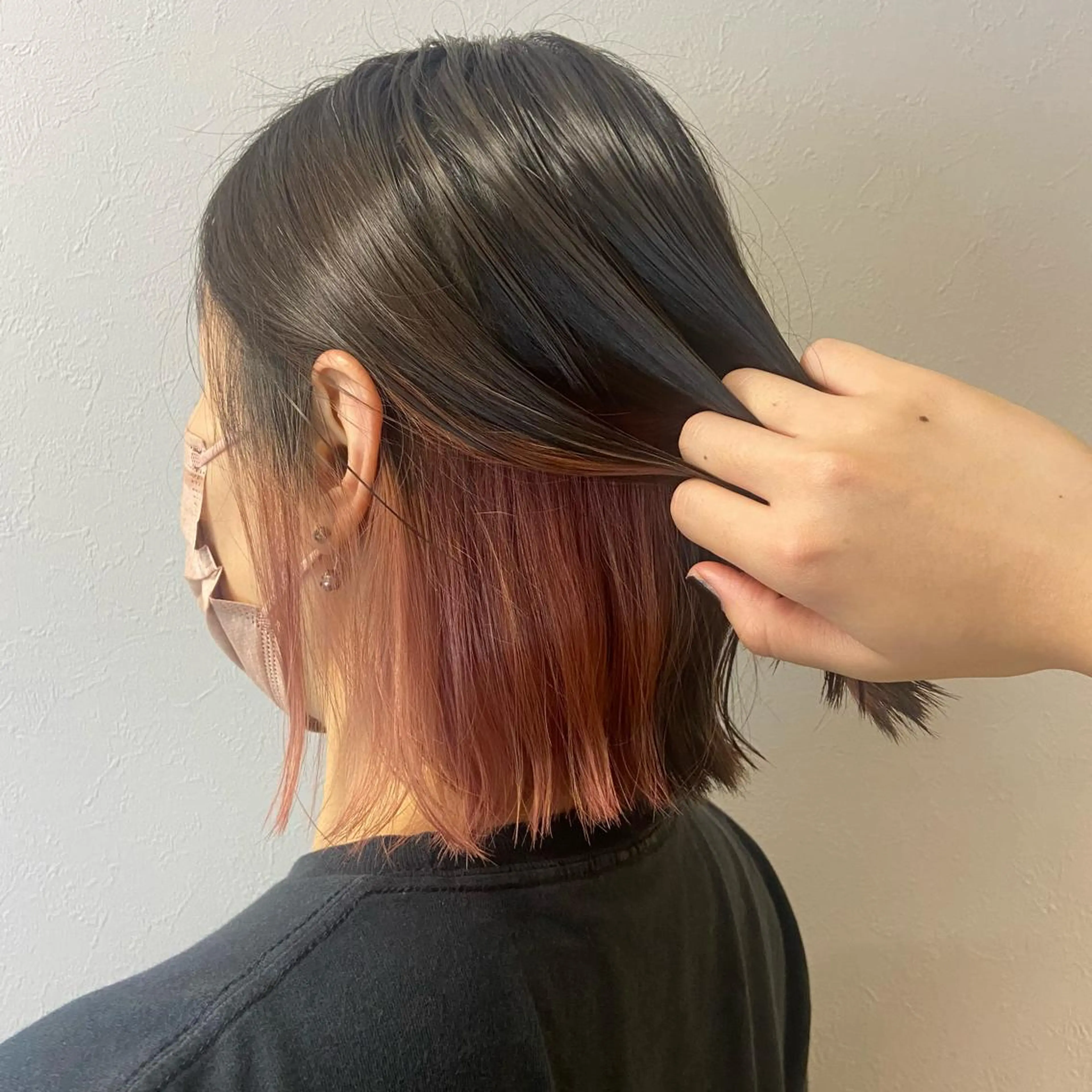 ショート カラー ベージュカラー インナーカラー ピンクカラー ピンクベージュ natsumi / N°ariaのヘアスタイル