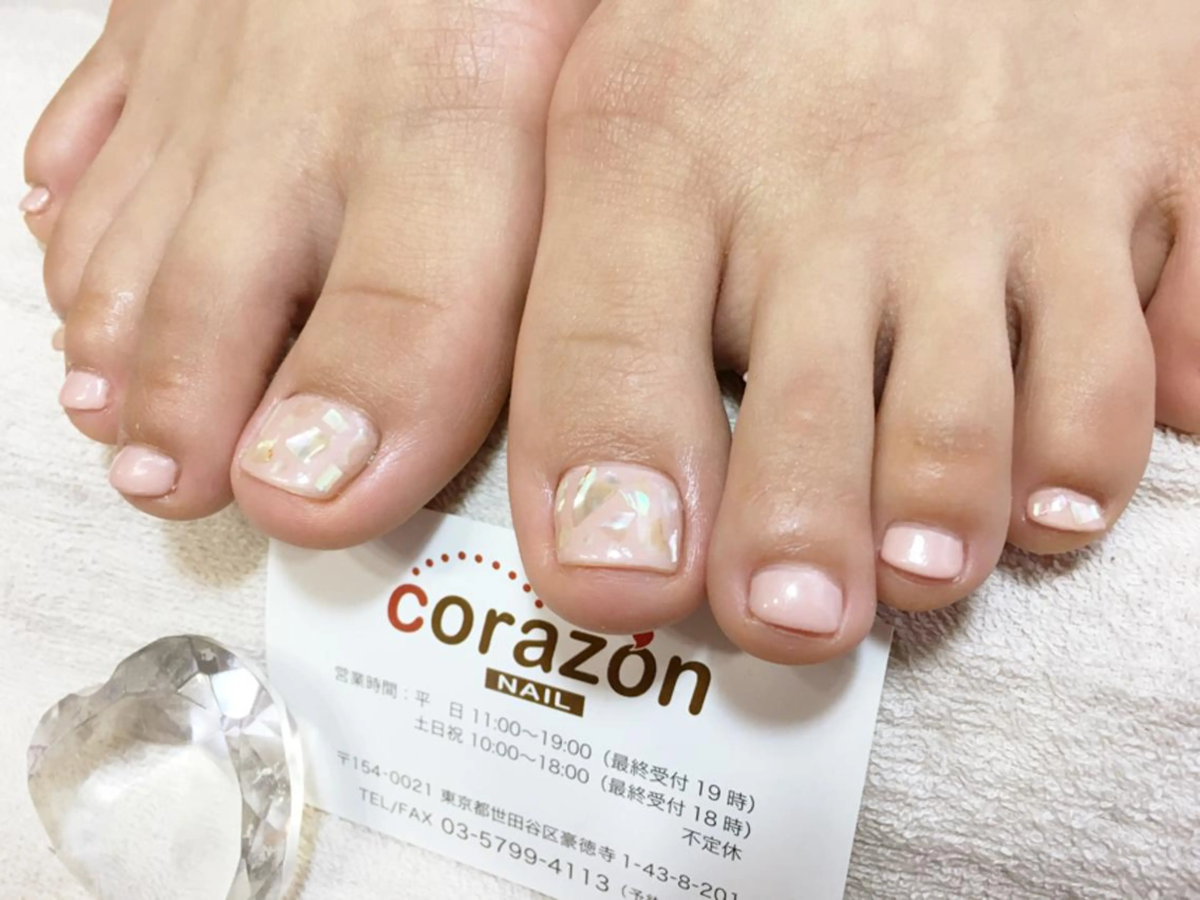 ネイル フットネイル ストーンネイル ホワイト フットネイル corazon所属・ネイリスト aicoのネイルデザイン