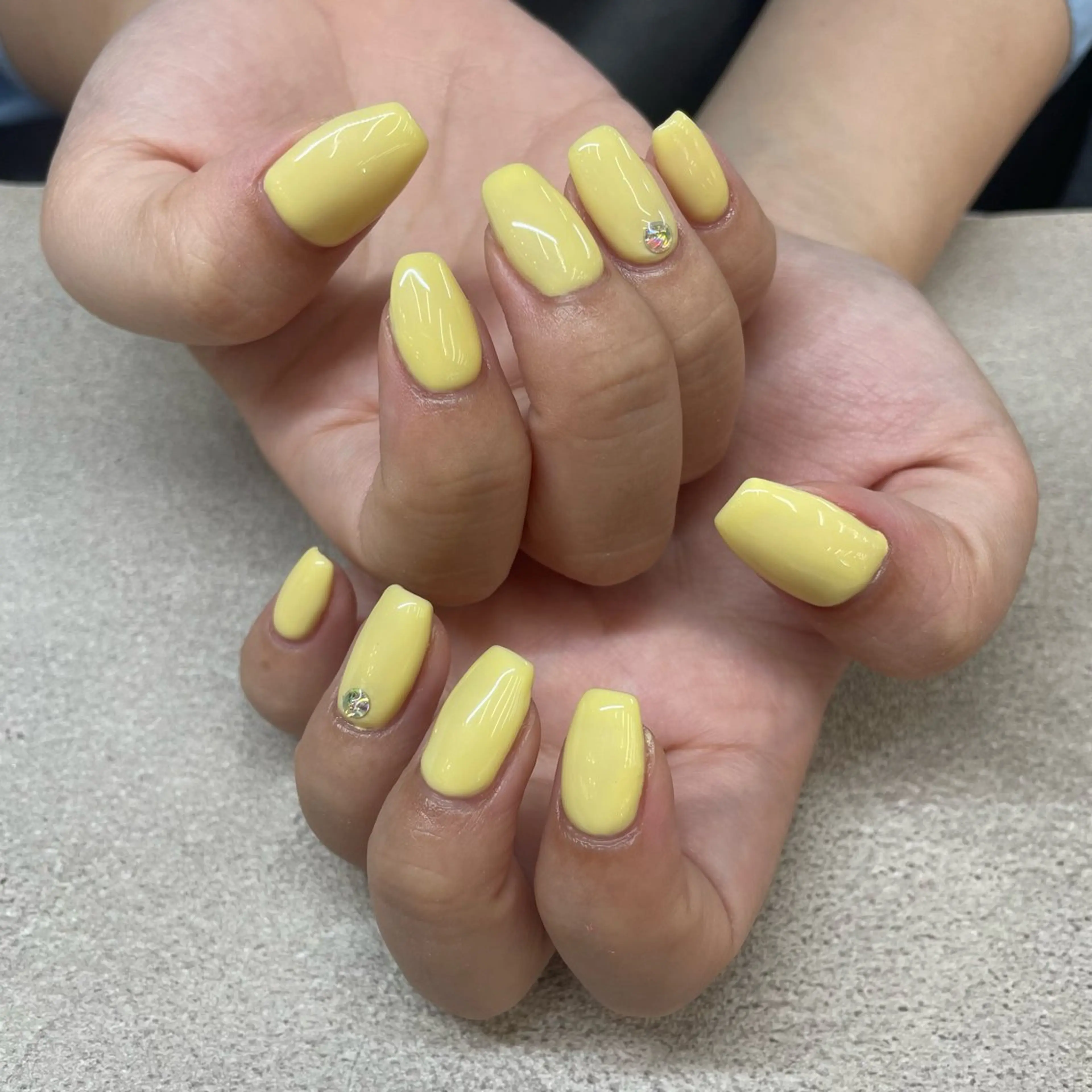 ネイル オーロラネイル パステルネイル スクエアネイル ストーンネイル 黄色 MAXKELLY EMIのネイルデザイン