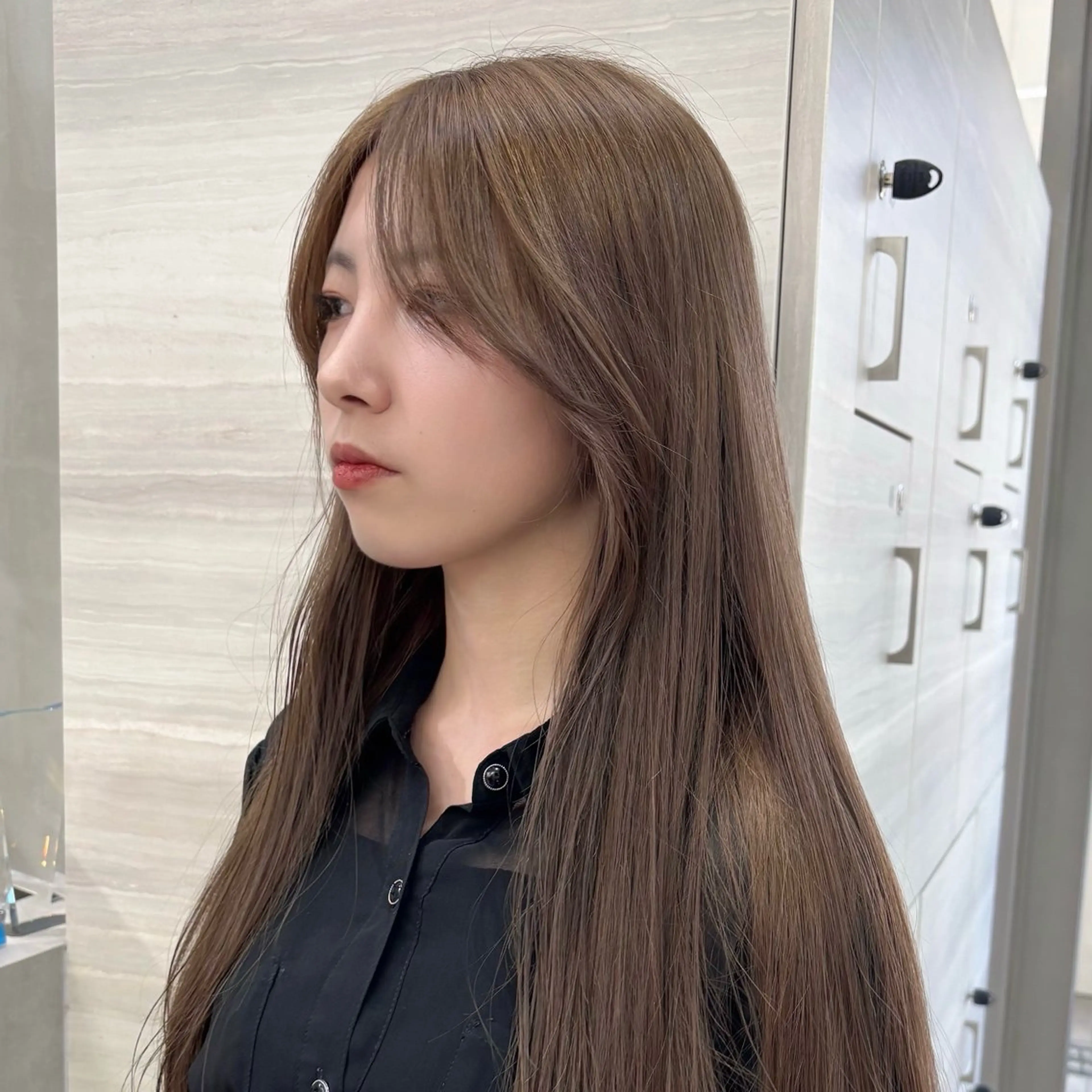 ロング カラー ベージュカラー ブリーチ ヘアカラー The Path ARENのヘアスタイル