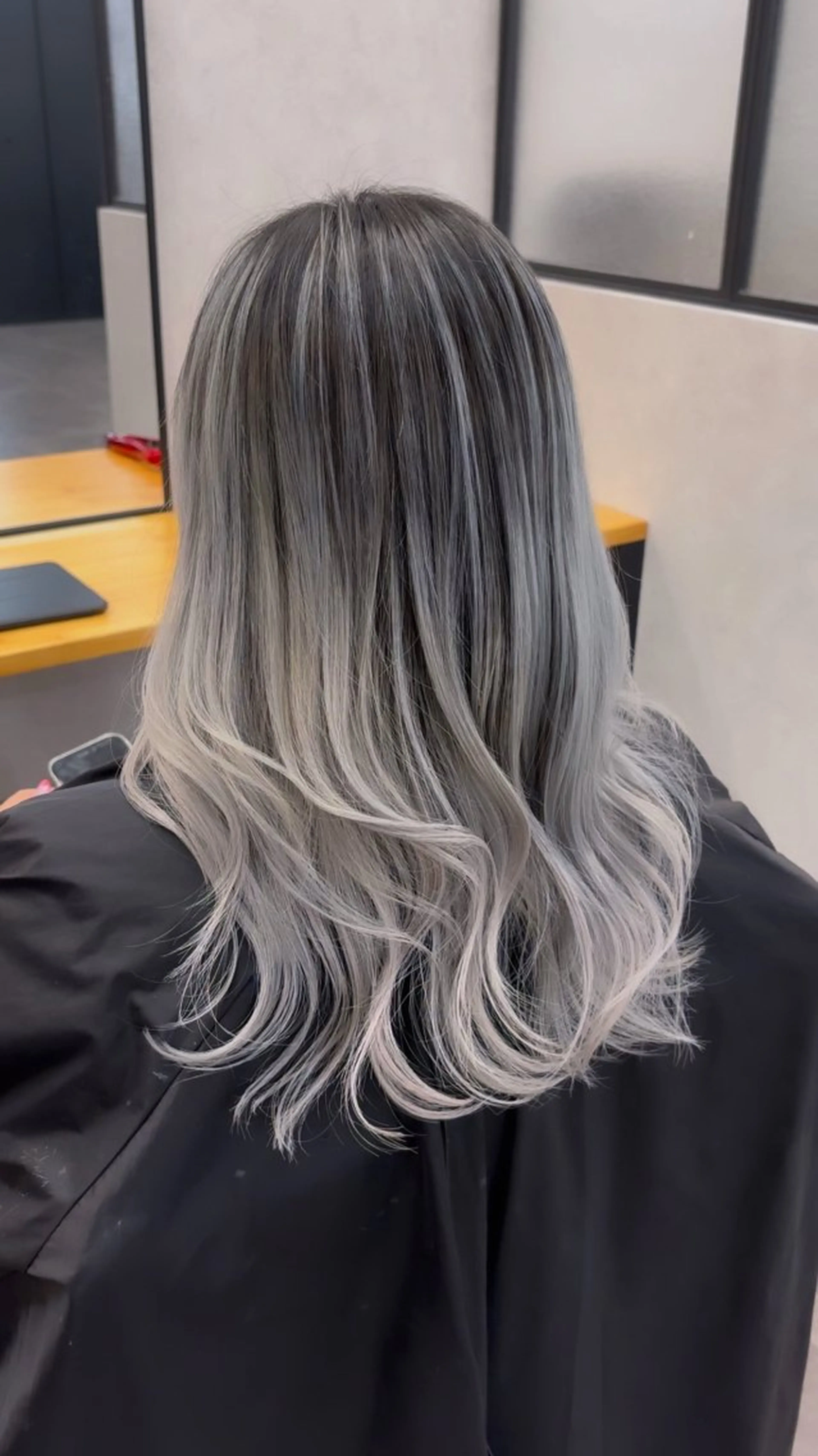 セミロング カラー バレイヤージュ シルバー レイヤーカット 🌟心斎橋レイヤー 艶ハイトーン/ウルフのヘアスタイル