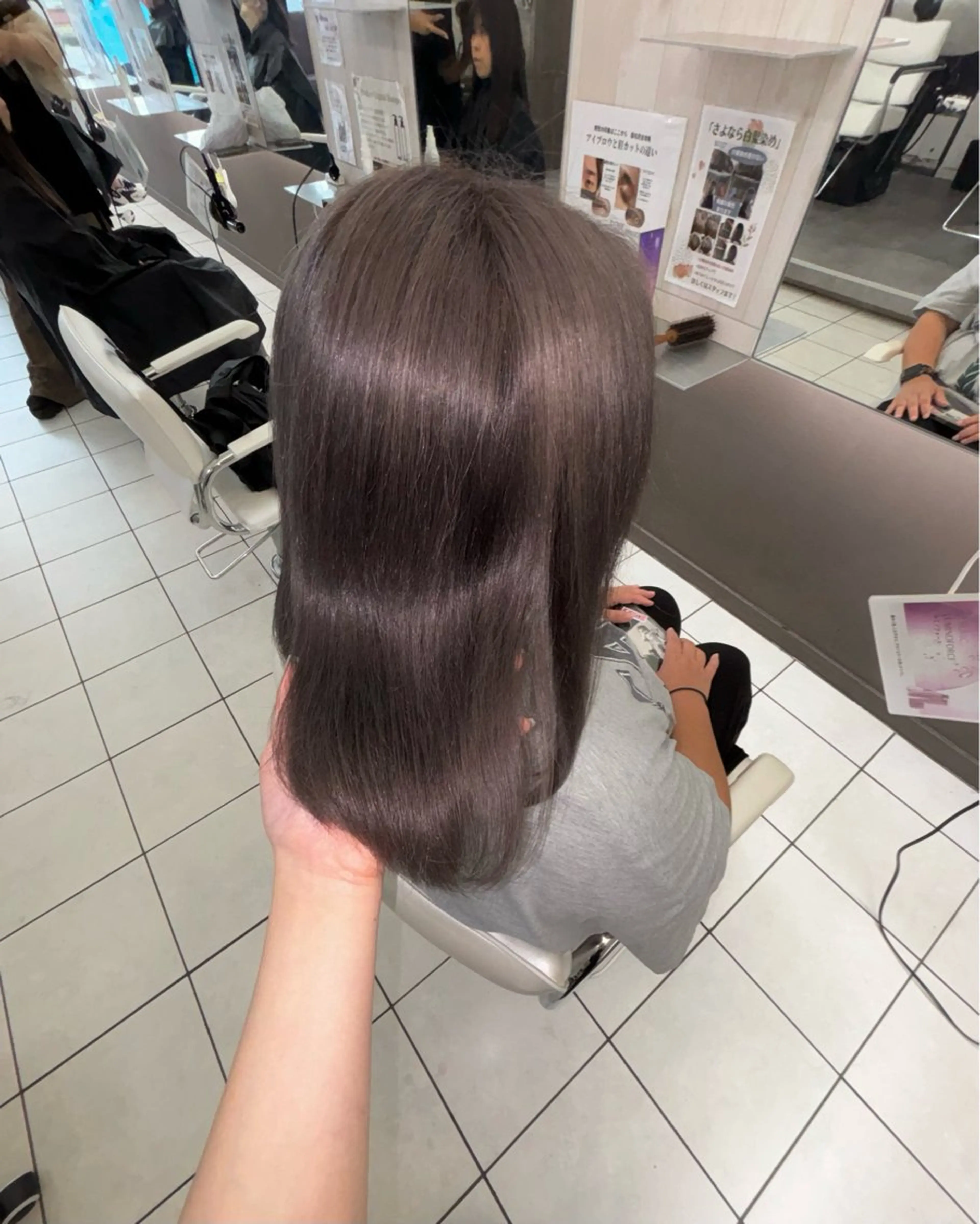 セミロング 暗髪つや髪💫 岡本彩花のヘアスタイル